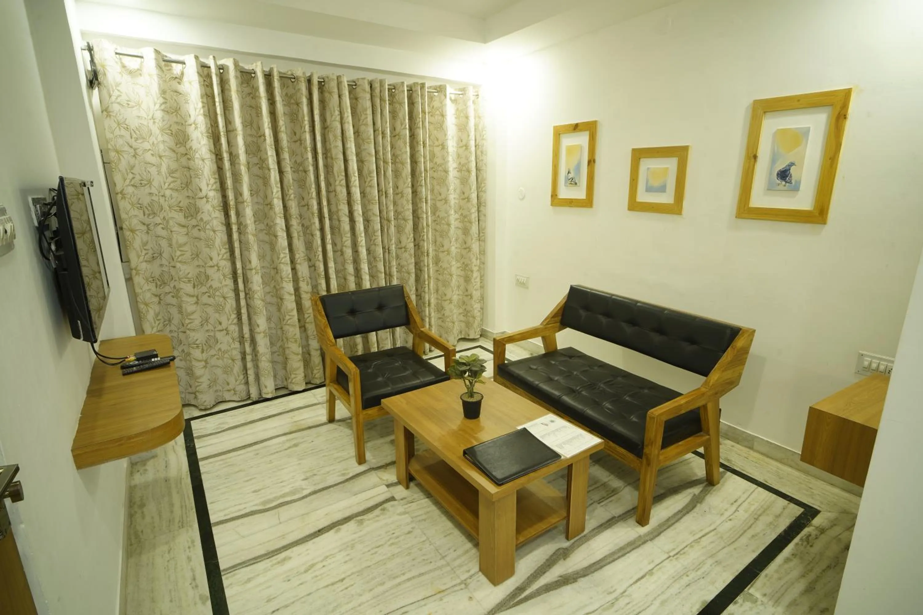 TV and multimedia in Hotel Udai Niwas By The Lake