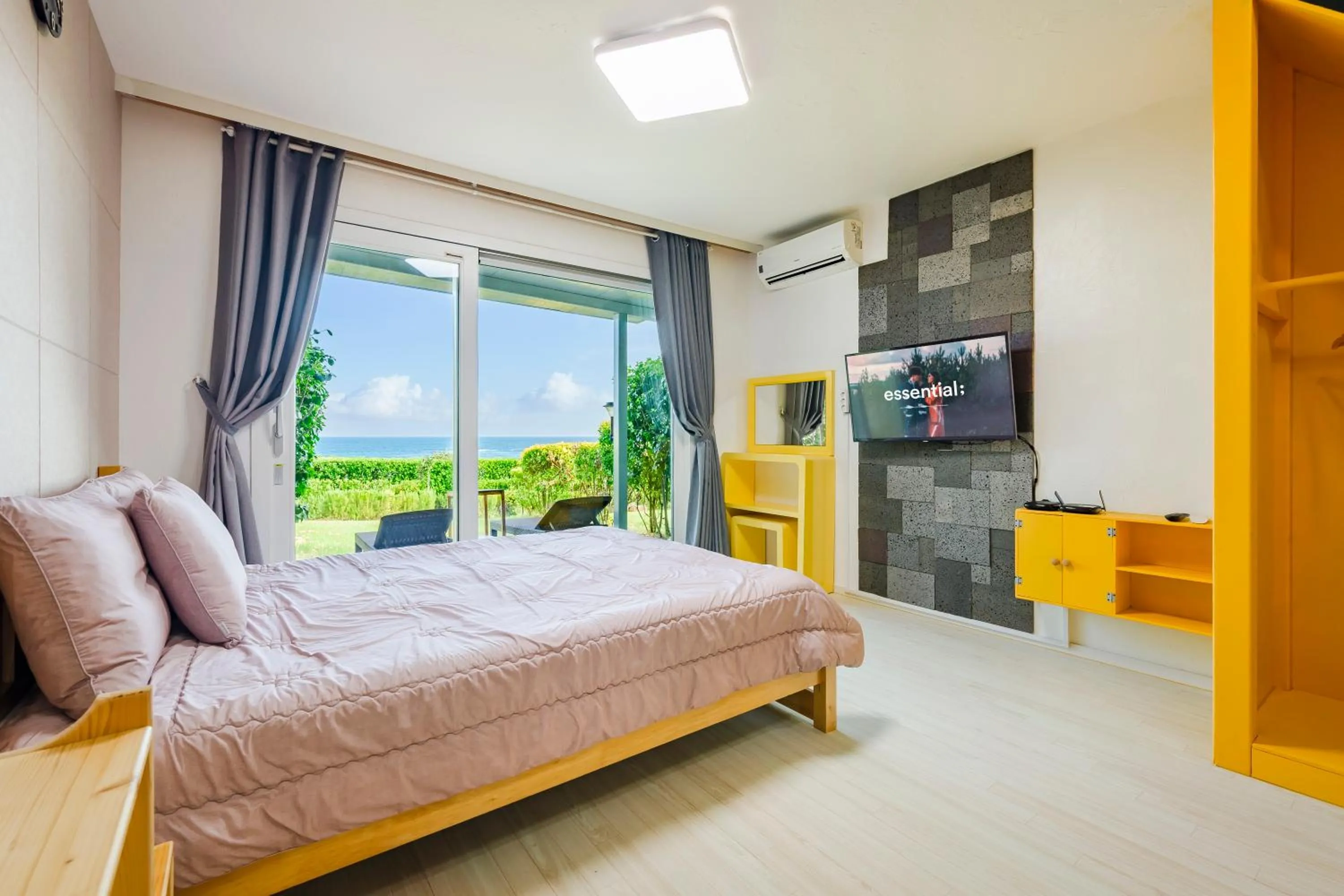 Living room, Bed in Jeju Turning point Pension