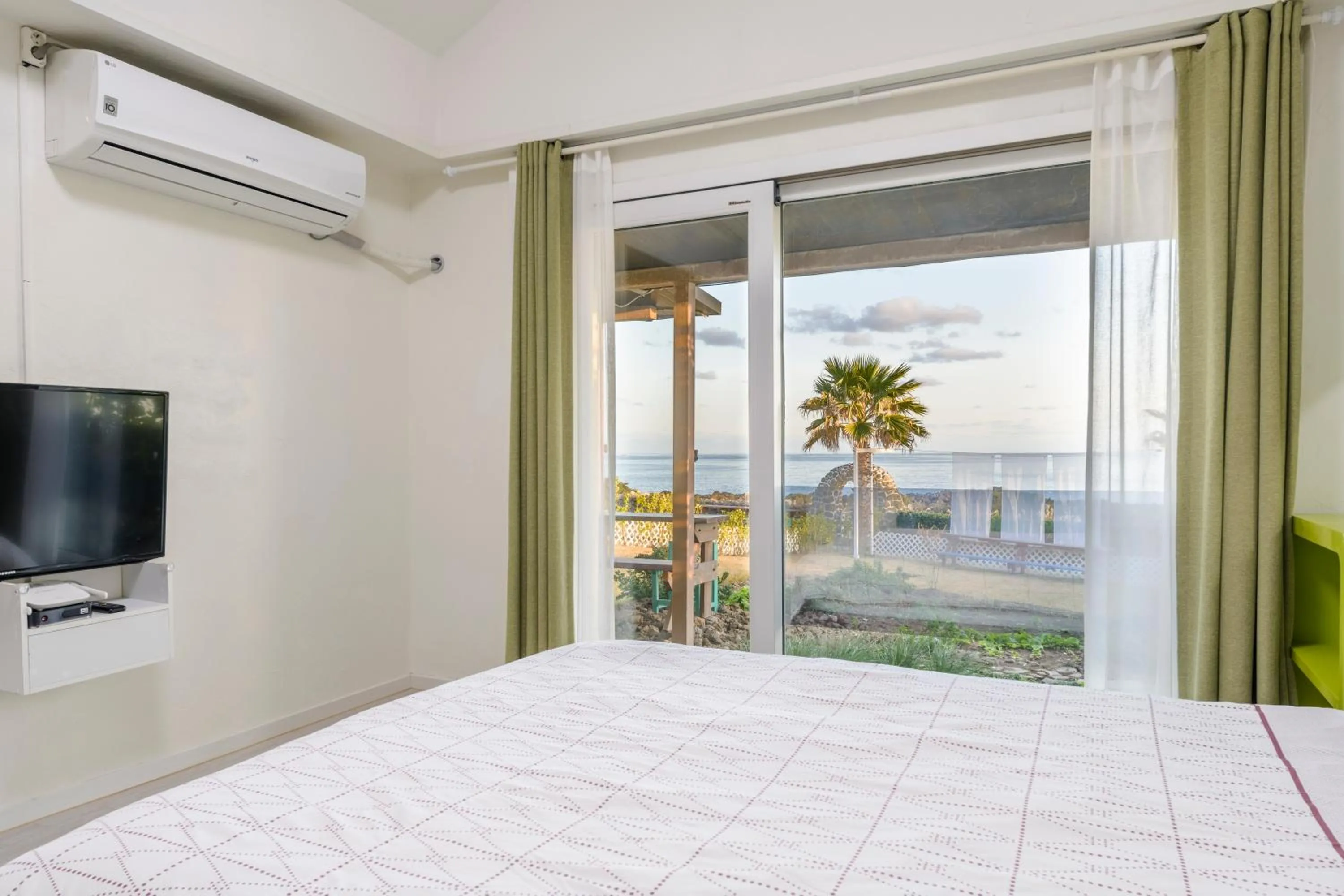 Bed in Jeju Turning point Pension