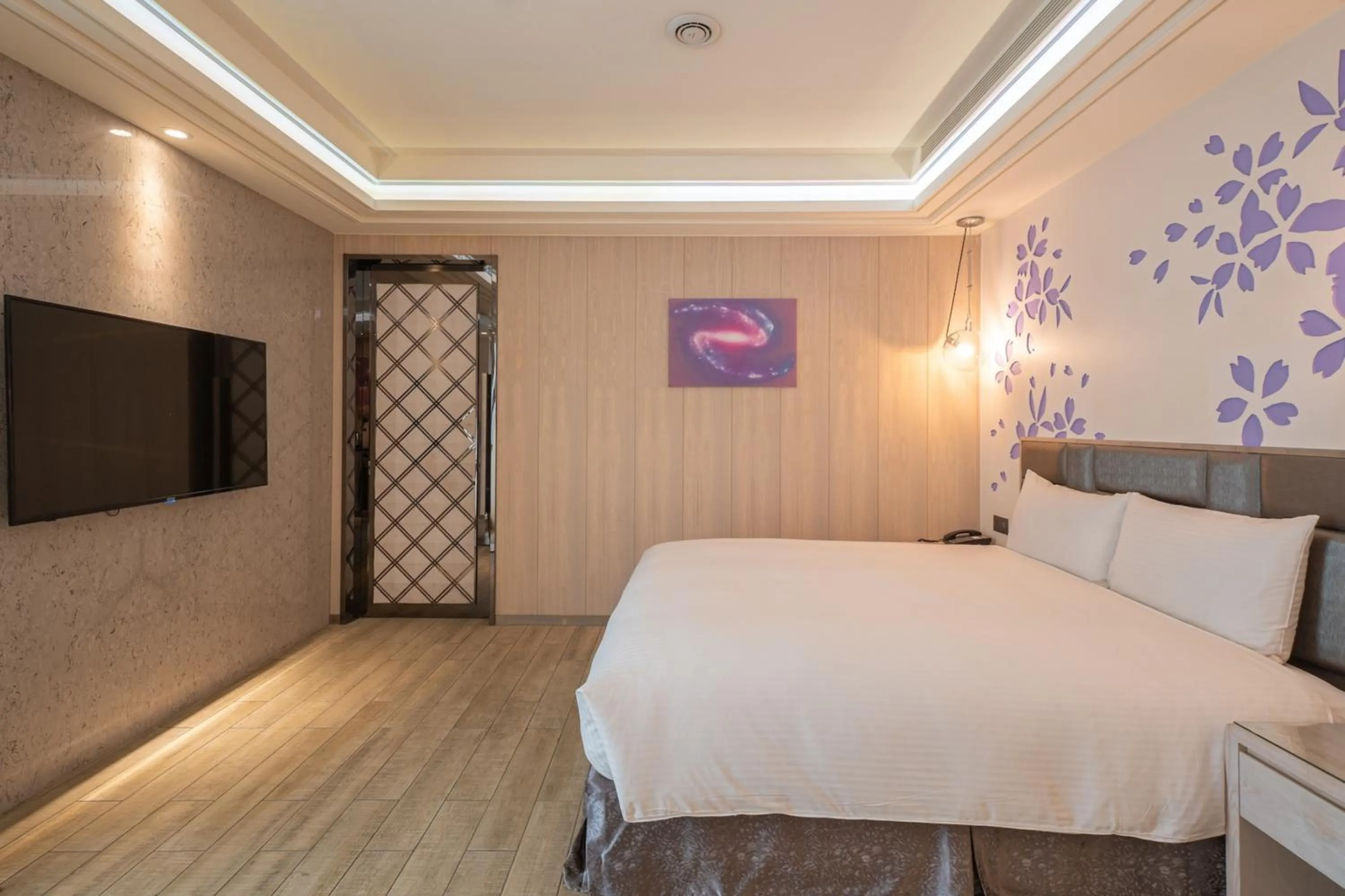 Photo of the whole room, Bed in Guide Hotel Taichung Ziyou