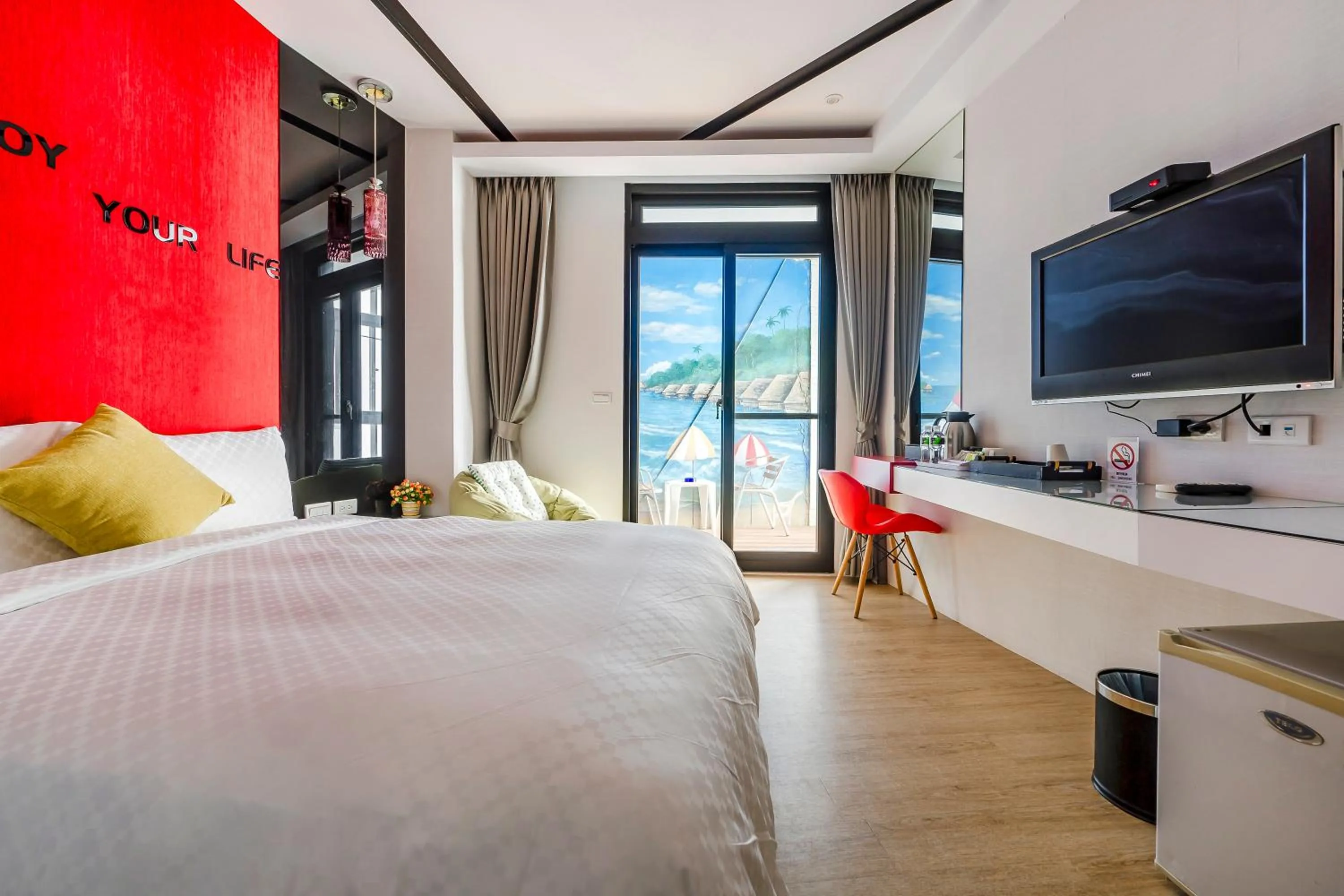 Photo of the whole room, Bed in Pacific Inn