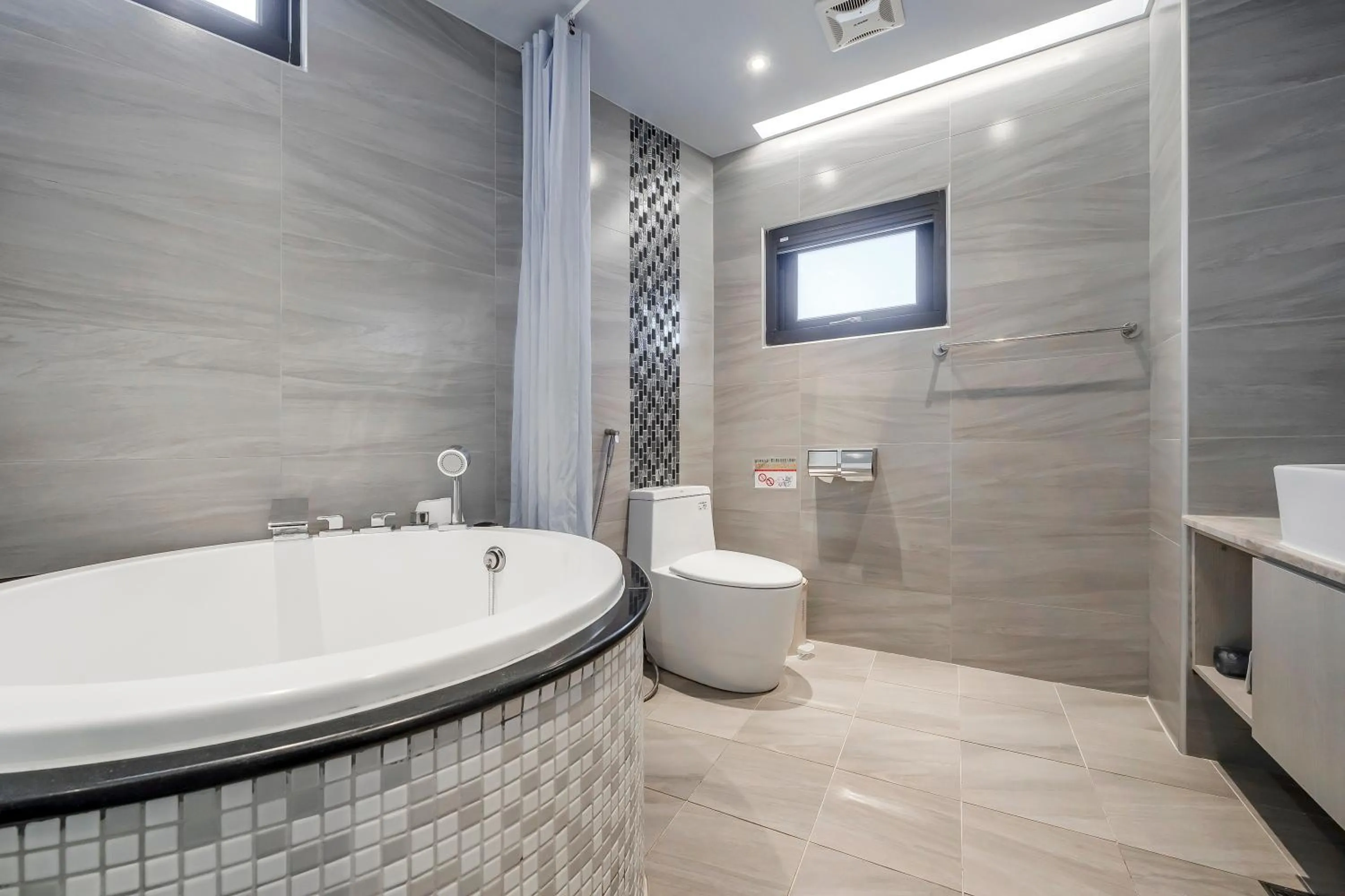 Bathroom in Pacific Inn