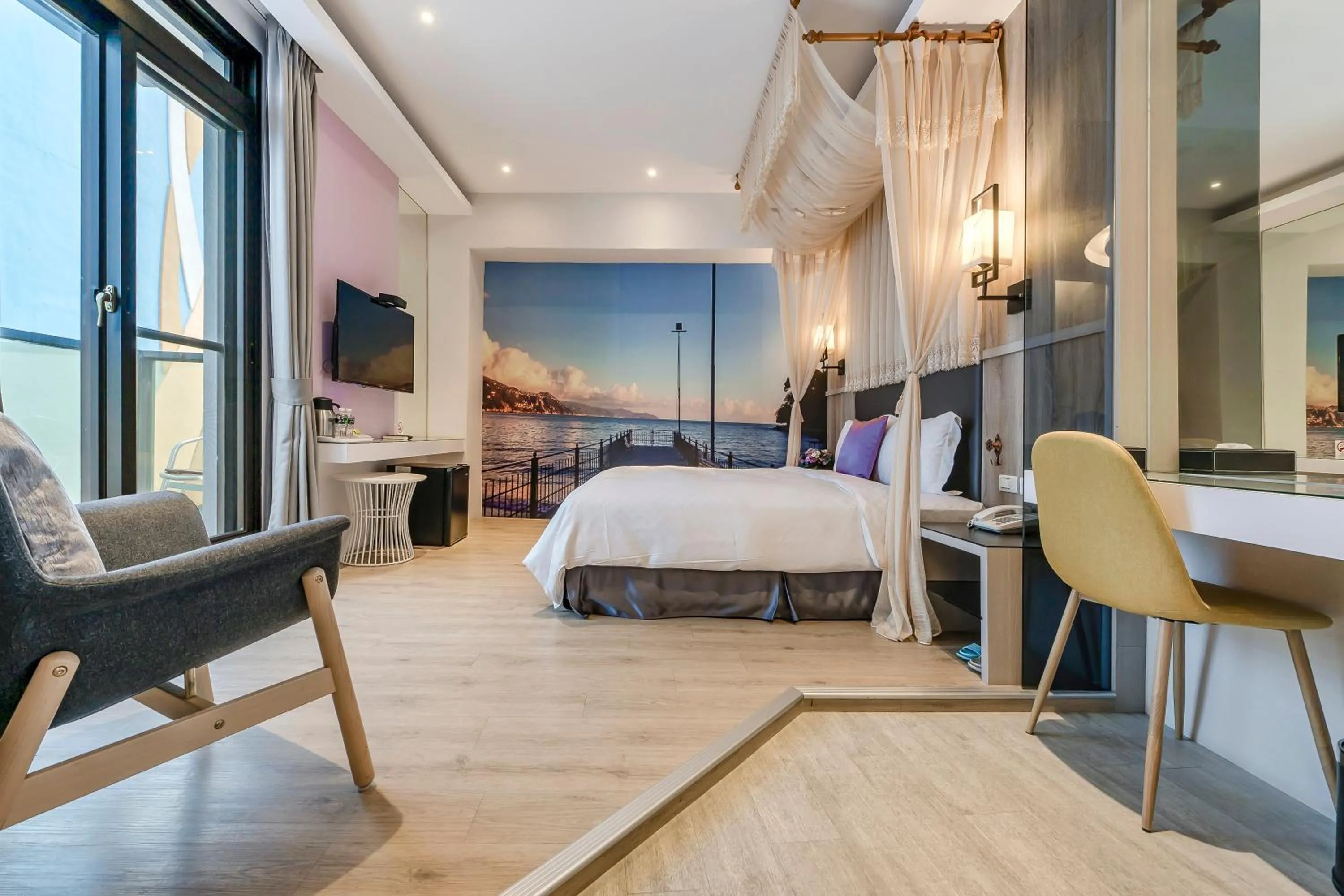 Photo of the whole room, Bed in Pacific Inn