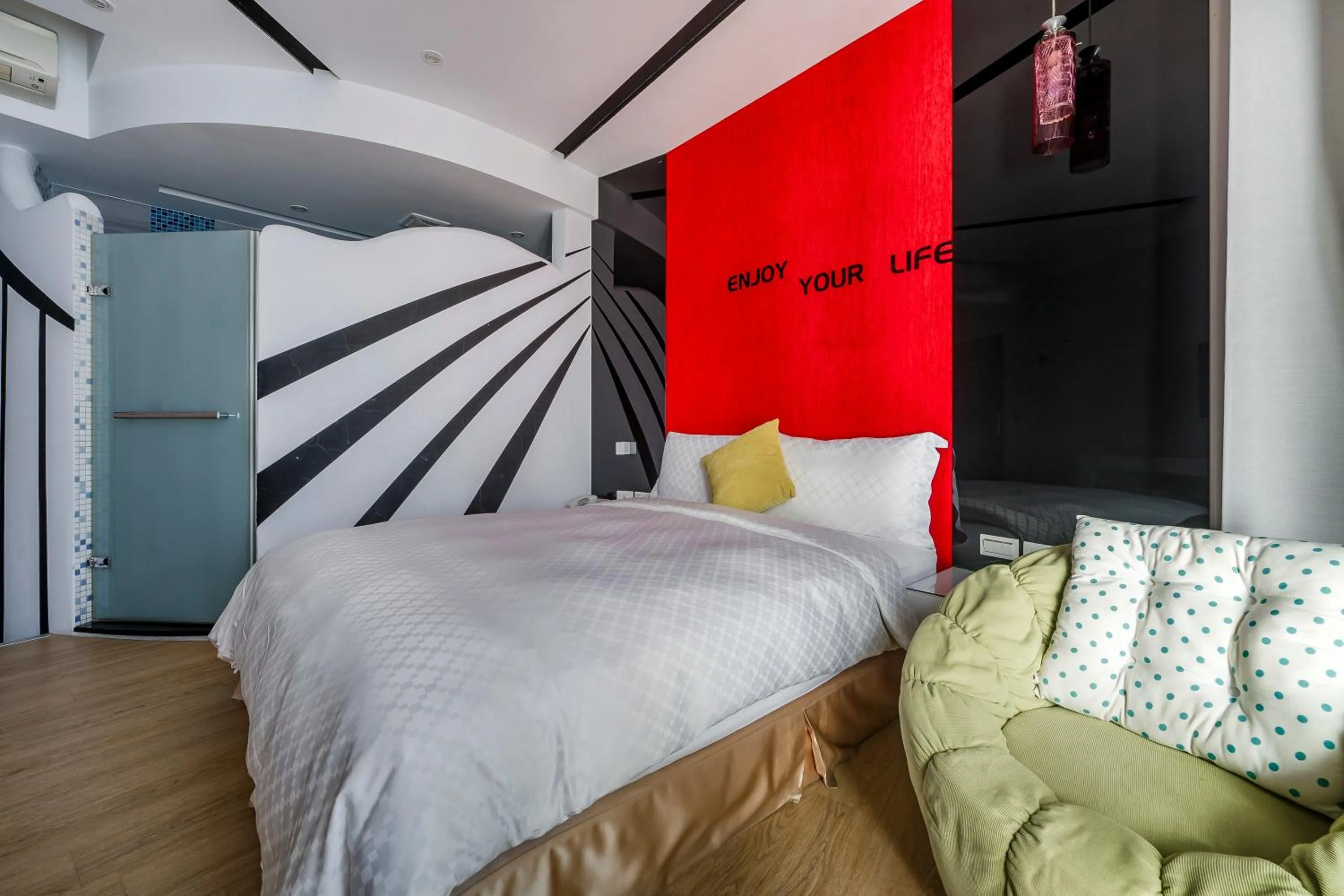 Photo of the whole room, Bed in Pacific Inn