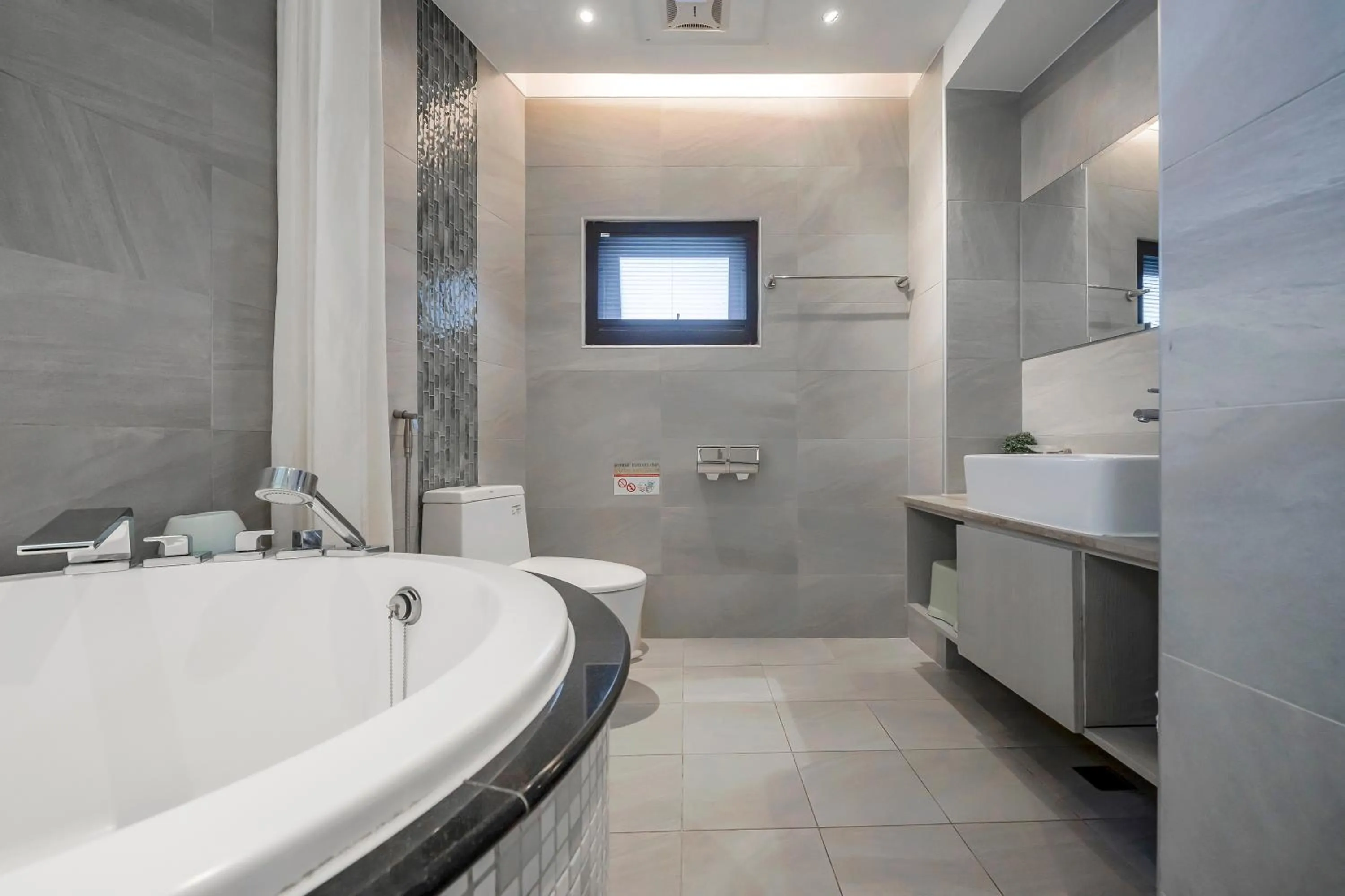 Bathroom in Pacific Inn