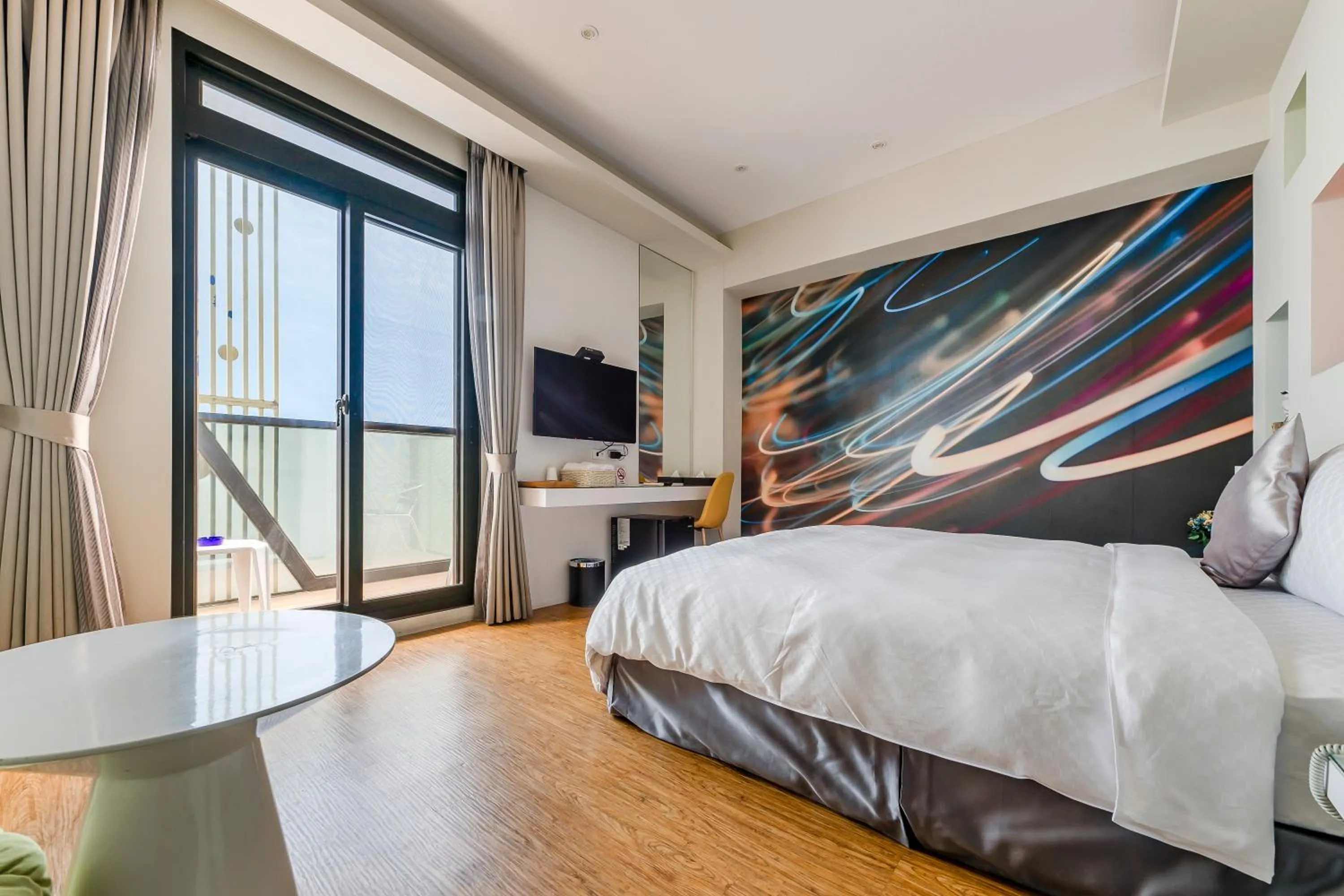 Photo of the whole room, Bed in Pacific Inn