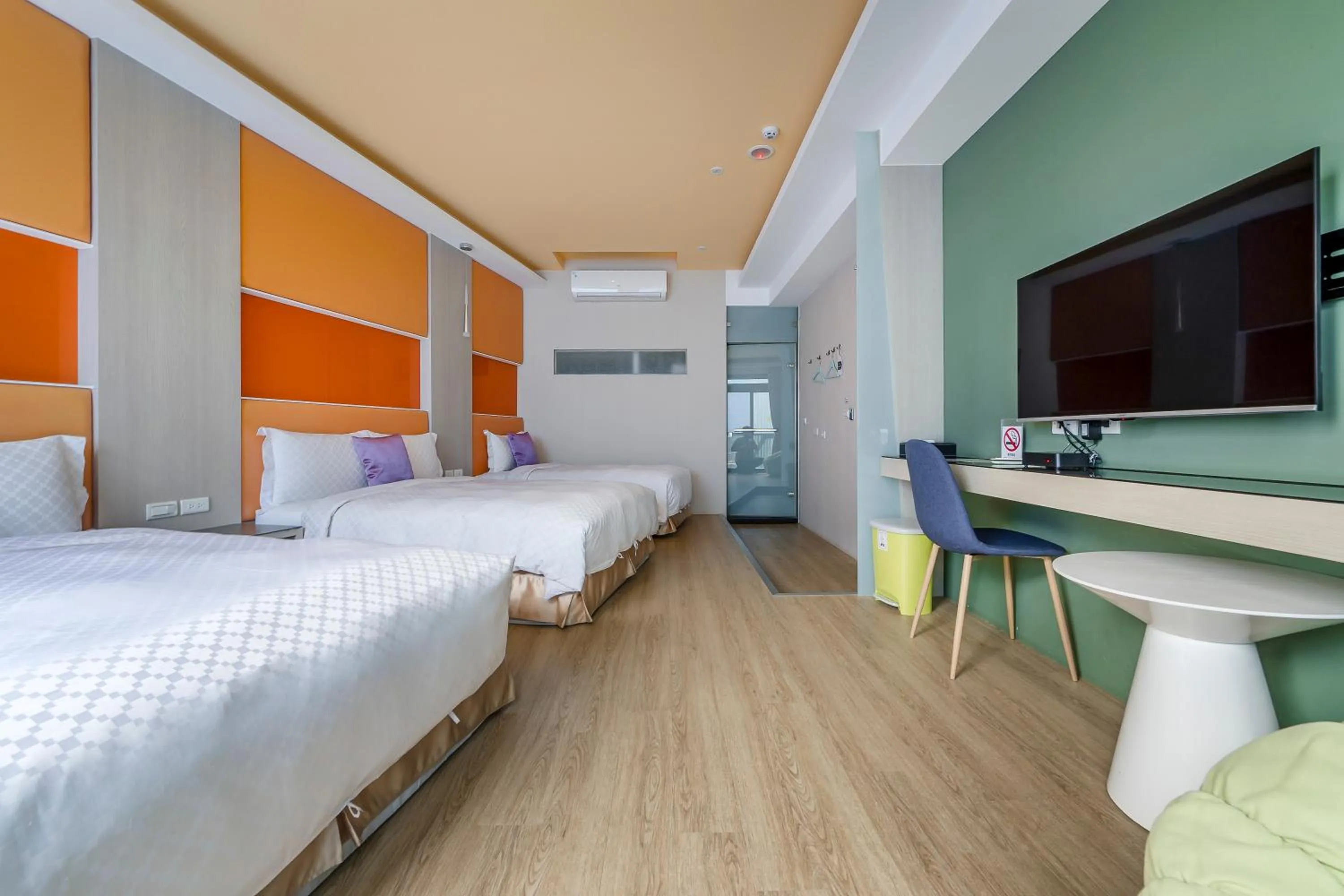 Photo of the whole room, Bed in Pacific Inn