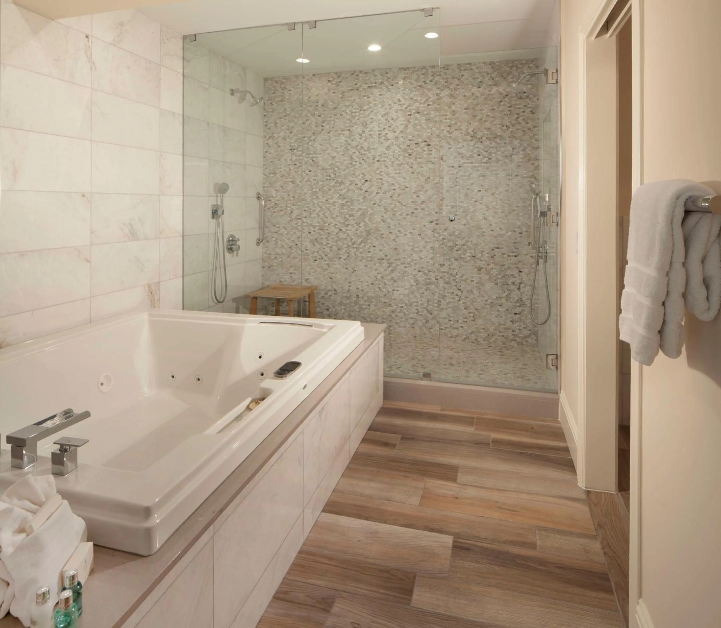 Shower in Pier House Resort & Spa