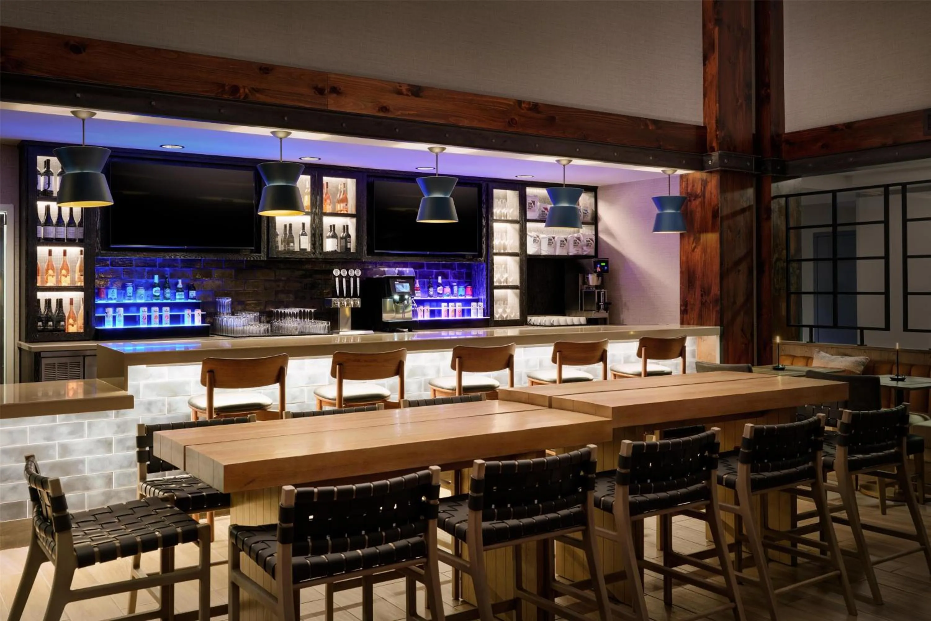 Lounge or bar in Martis Valley Lodge, Tapestry Collection by Hilton