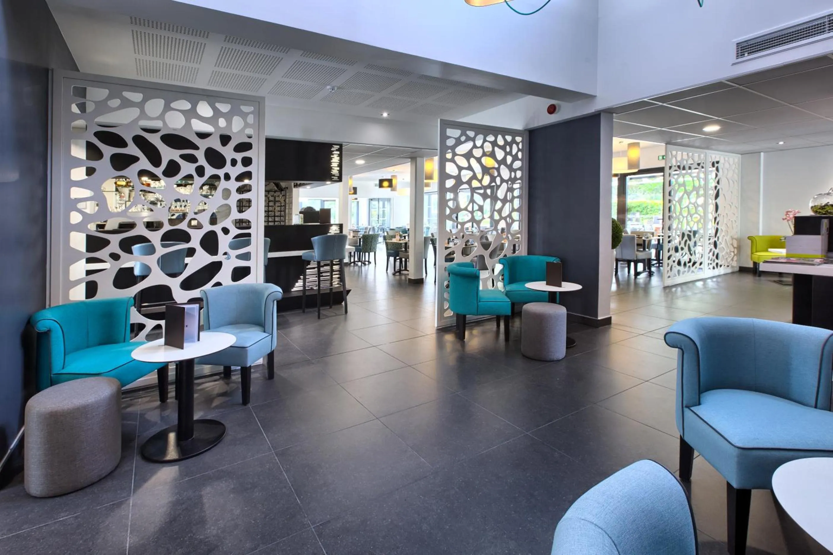 Lounge or bar in Logis Hotel Restaurant & SPA Au Comte d'Ornon