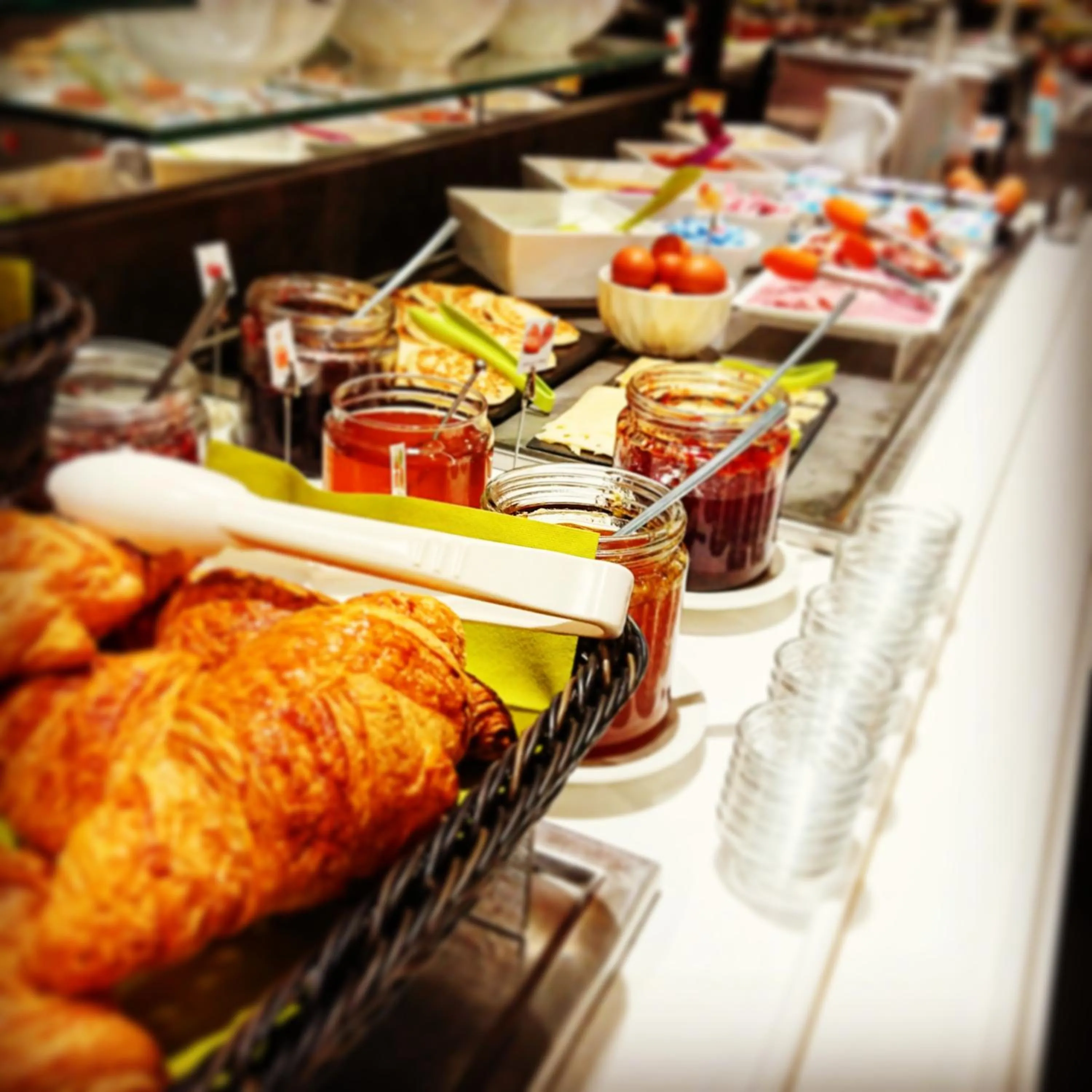 Breakfast in Logis Hotel Restaurant & SPA Au Comte d'Ornon