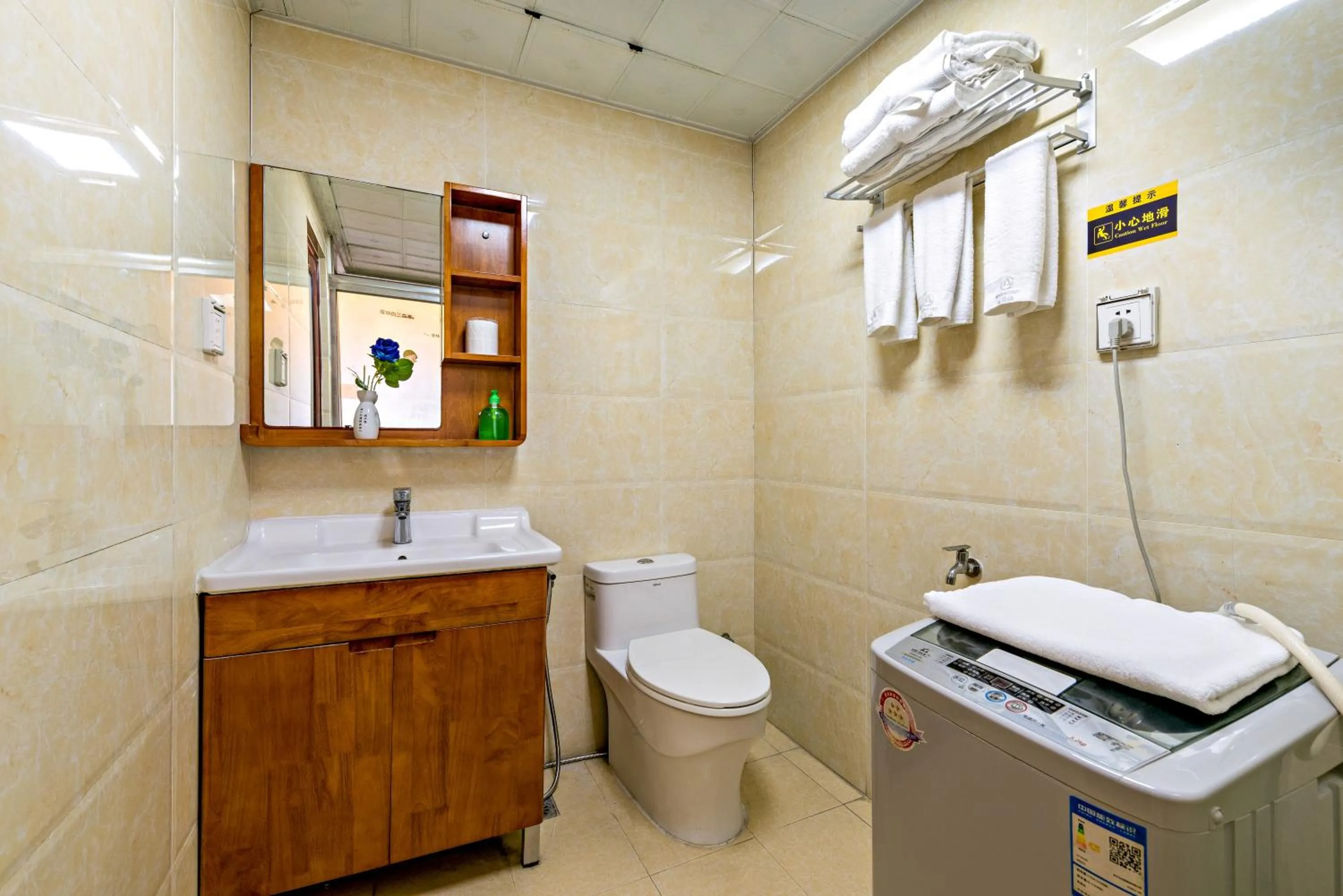 Bathroom in Guangzhou Manhattan International Apartment Zhengjia Free bus services are provided for the first and second phases