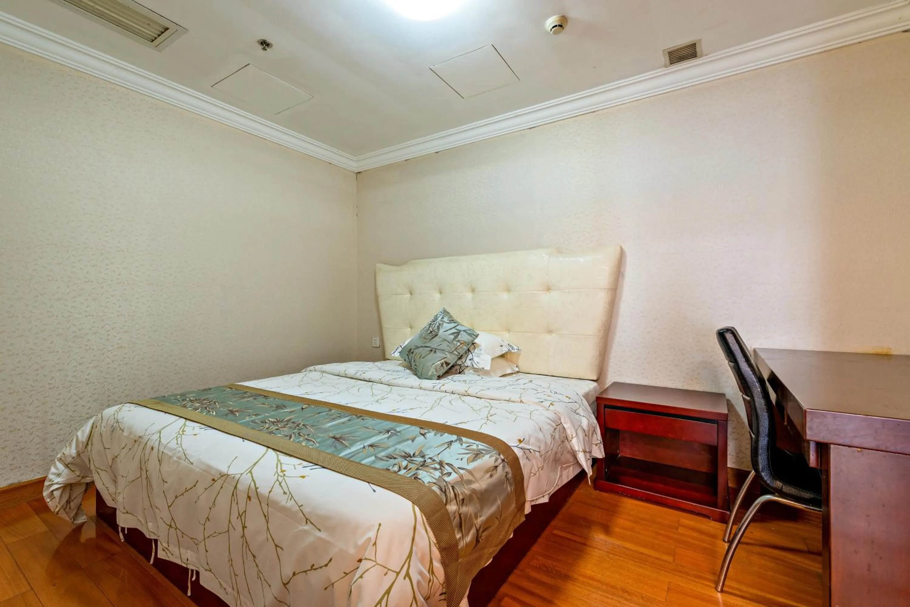 Bedroom, Bed in Guangzhou Manhattan International Apartment Zhengjia Free bus services are provided for the first and second phases