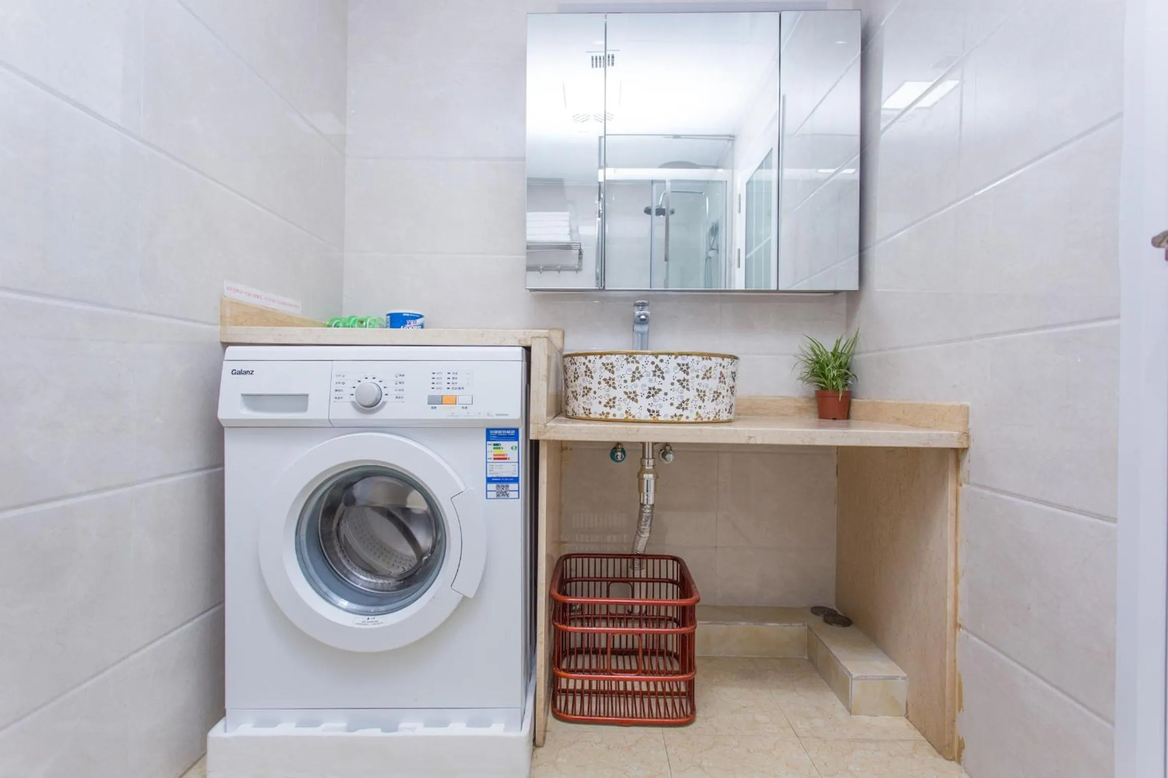 Bathroom in Guangzhou Manhattan International Apartment Zhengjia Free bus services are provided for the first and second phases