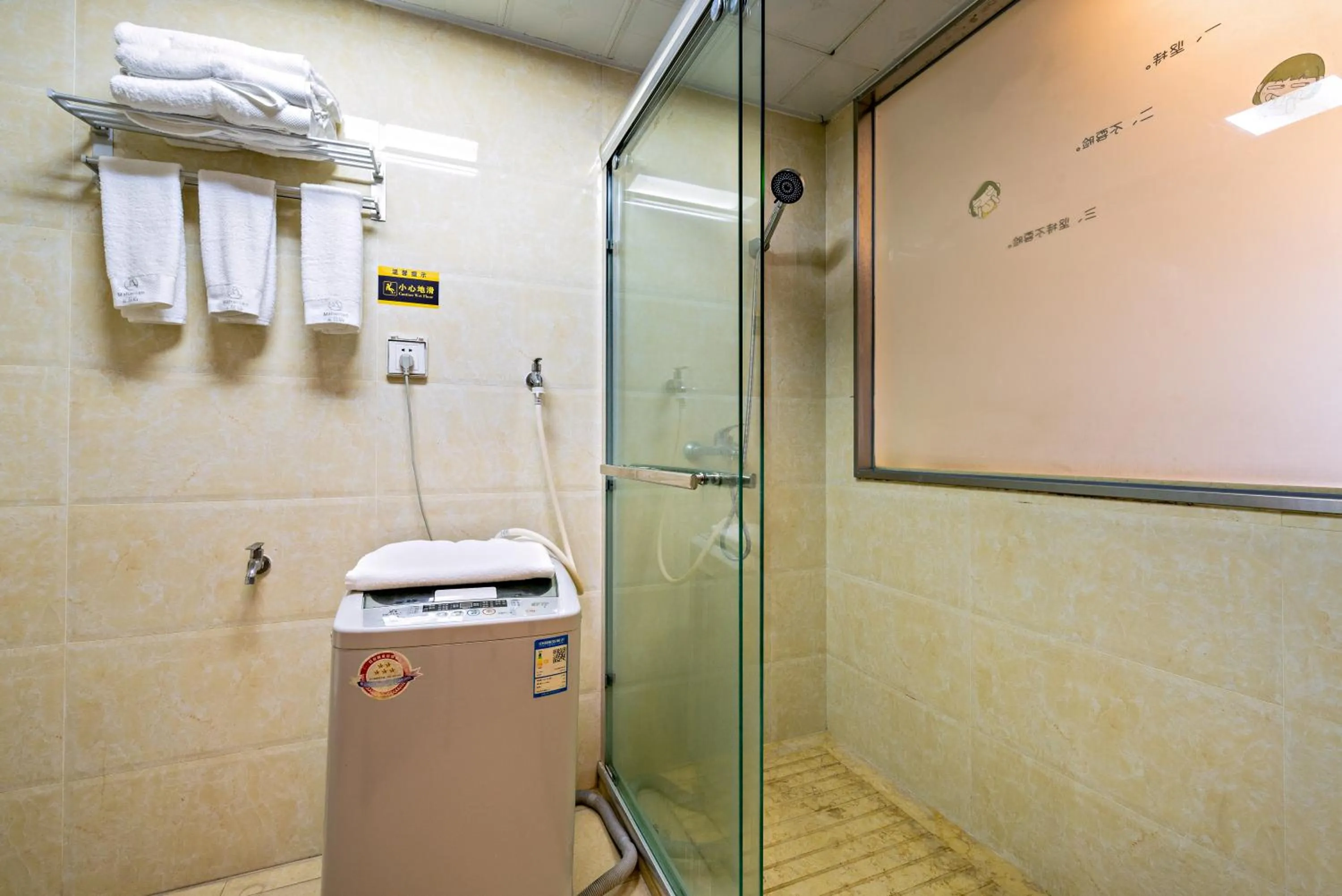 Bathroom in Guangzhou Manhattan International Apartment Zhengjia Free bus services are provided for the first and second phases