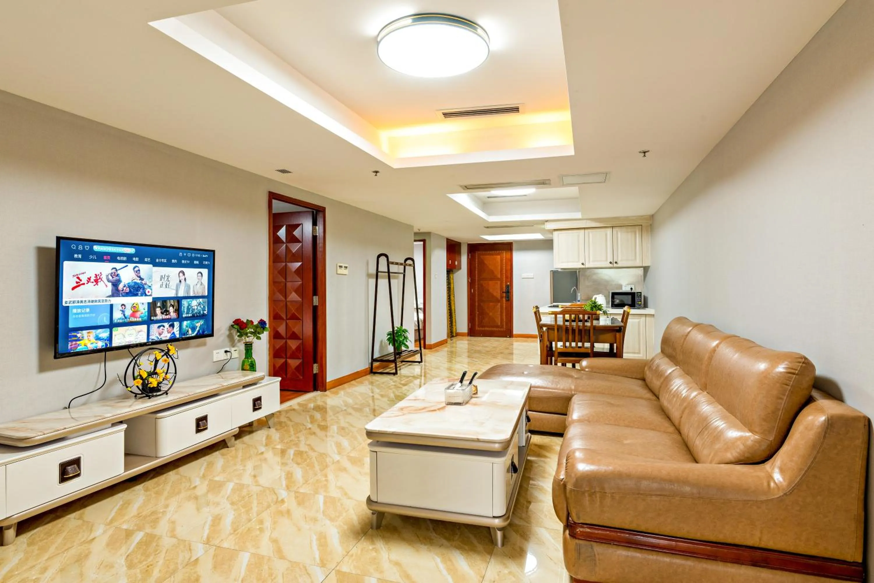 Communal lounge/ TV room in Guangzhou Manhattan International Apartment Zhengjia Free bus services are provided for the first and second phases