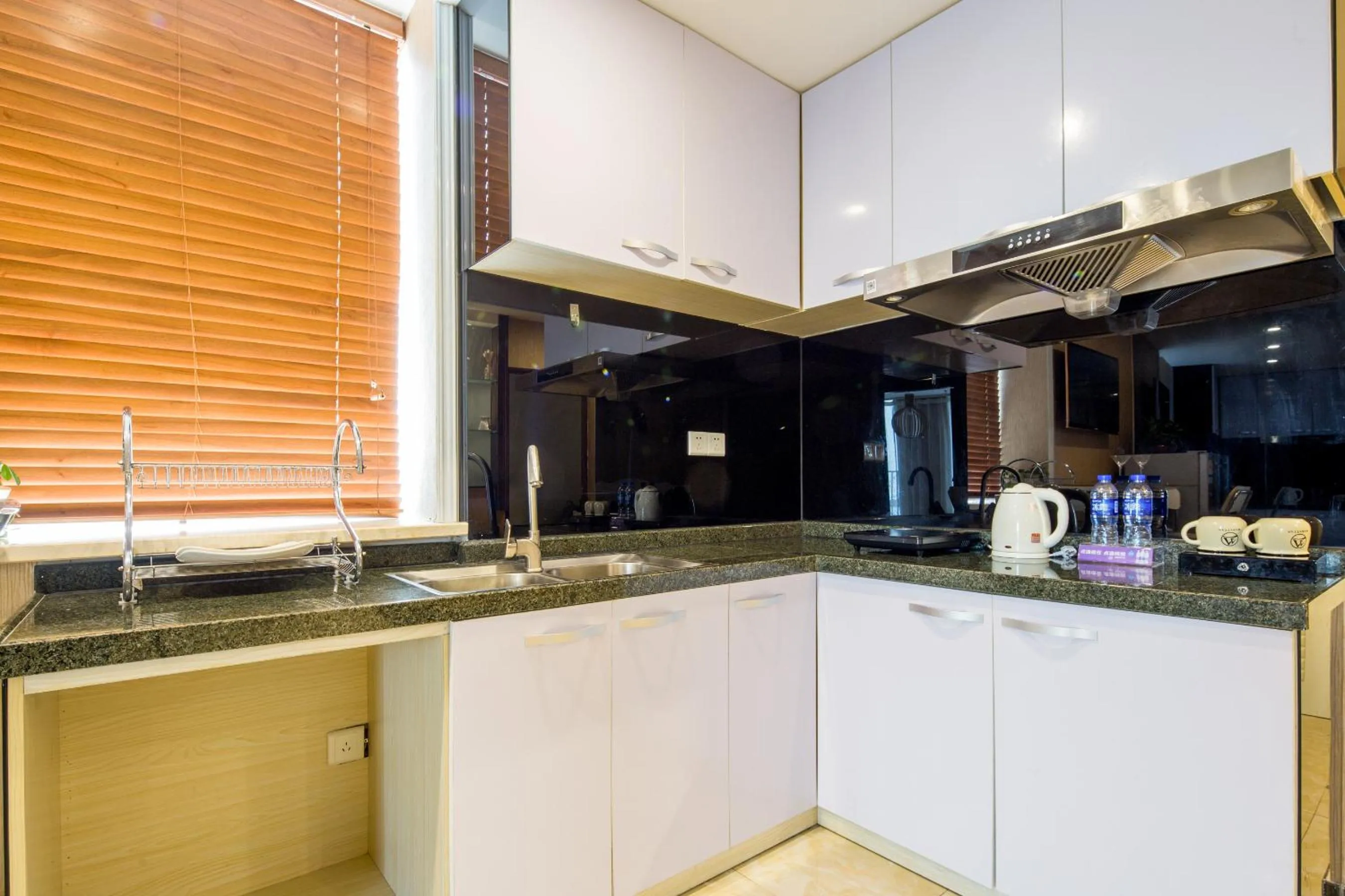 Kitchen or kitchenette in Guangzhou Manhattan International Apartment Zhengjia Free bus services are provided for the first and second phases