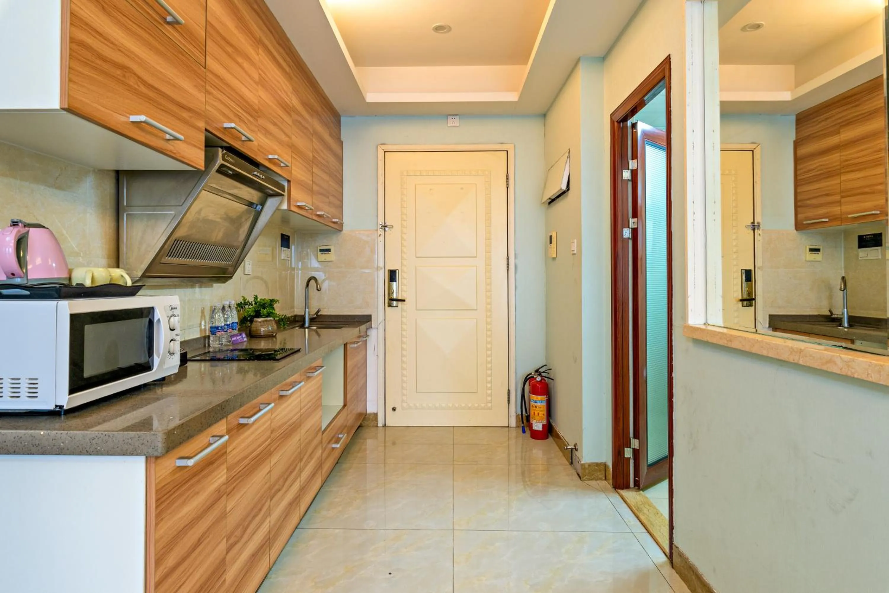 Kitchen or kitchenette in Guangzhou Manhattan International Apartment Zhengjia Free bus services are provided for the first and second phases