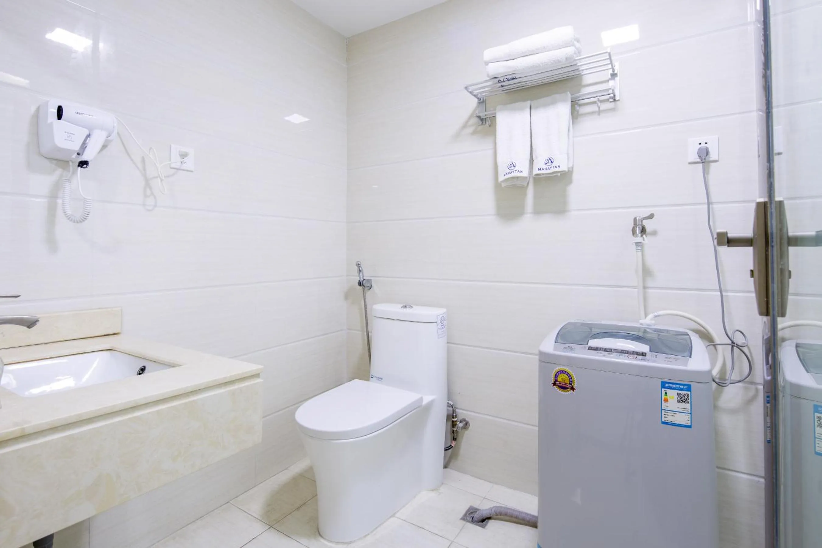 Bathroom in Guangzhou Manhattan International Apartment Zhengjia Free bus services are provided for the first and second phases