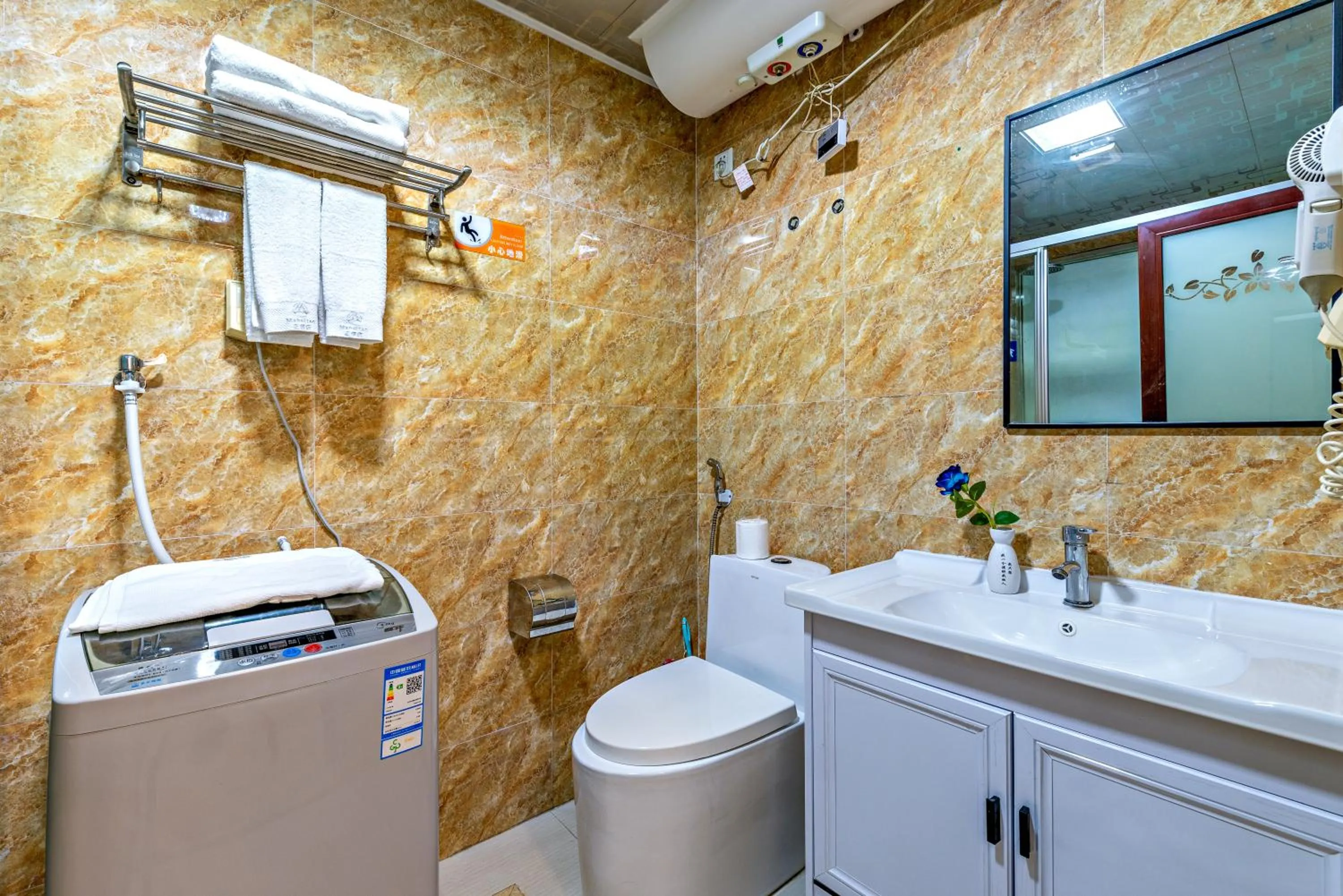 Bathroom in Guangzhou Manhattan International Apartment Zhengjia Free bus services are provided for the first and second phases