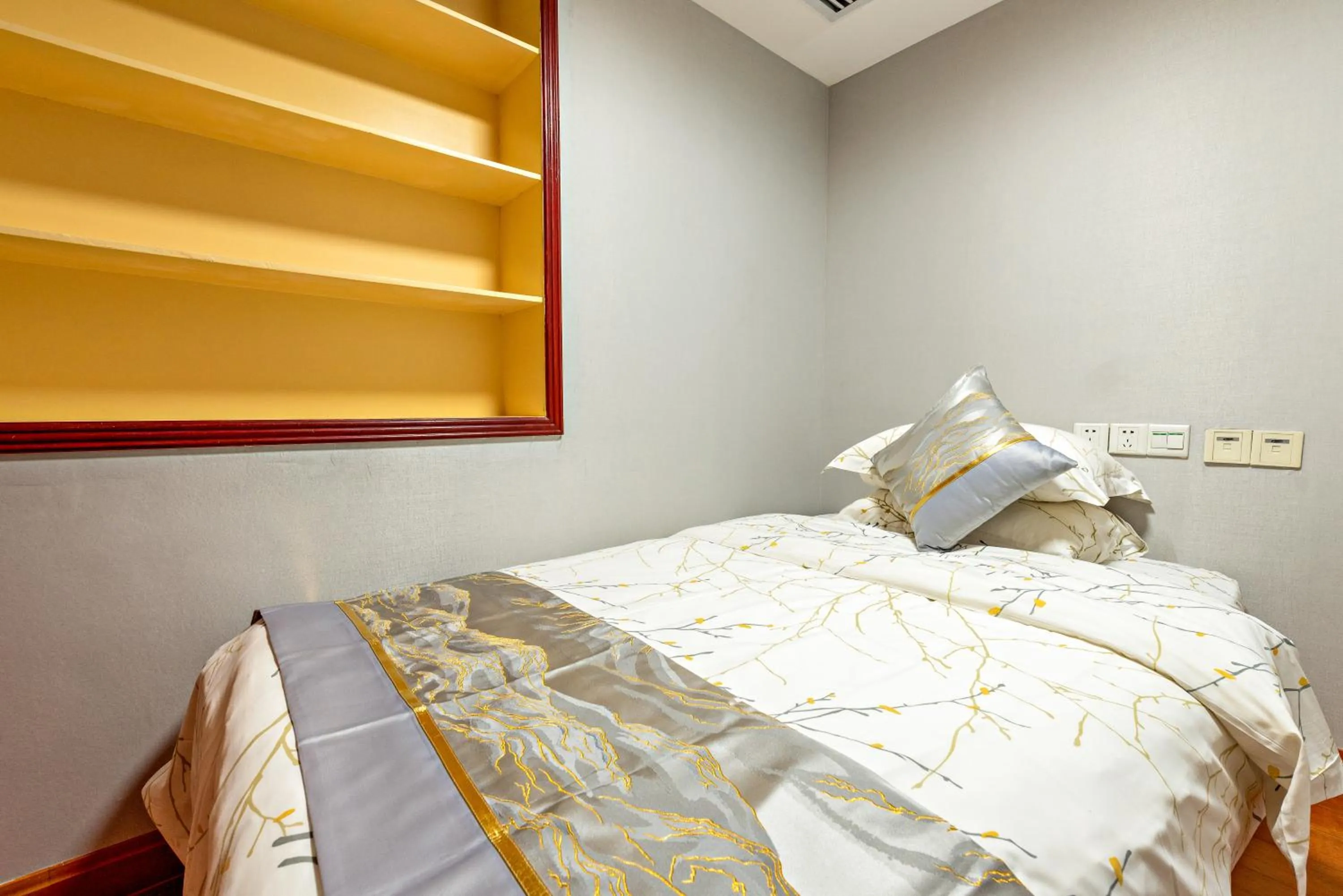 Bedroom, Bed in Guangzhou Manhattan International Apartment Zhengjia Free bus services are provided for the first and second phases
