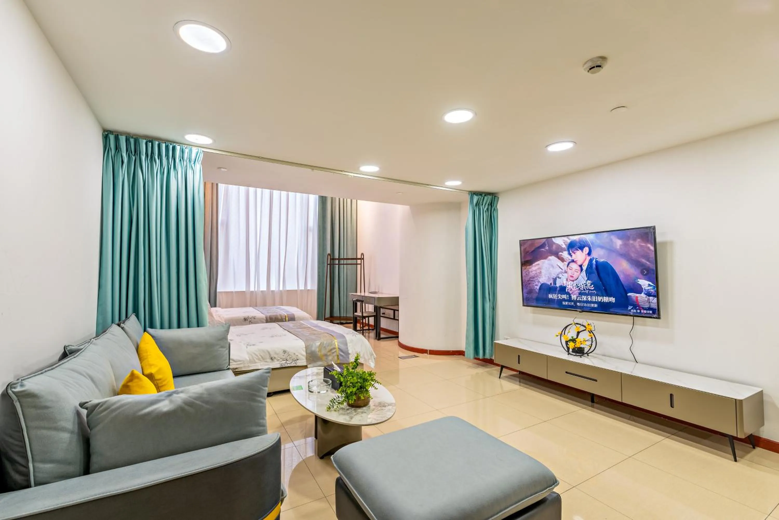 Communal lounge/ TV room in Guangzhou Manhattan International Apartment Zhengjia Free bus services are provided for the first and second phases