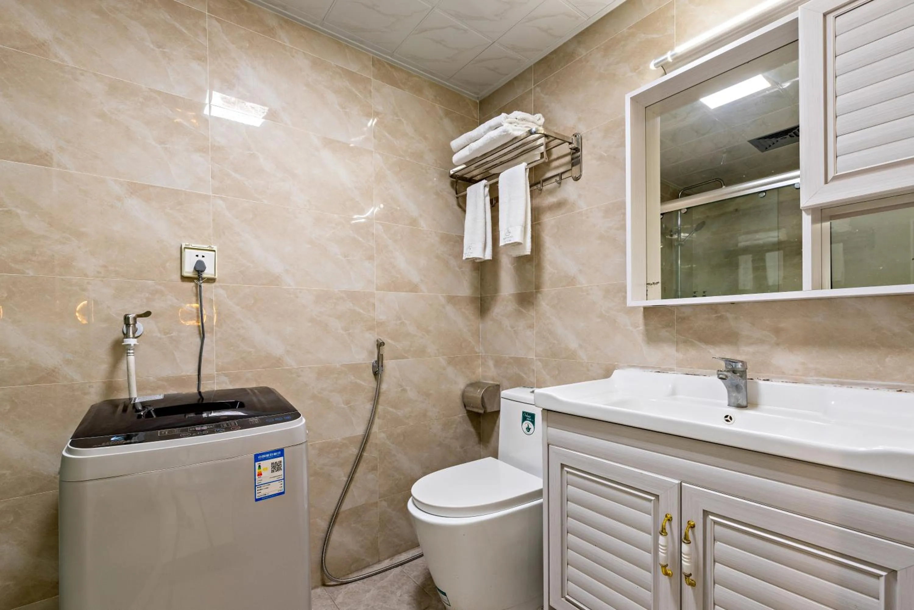 Bathroom in Guangzhou Manhattan International Apartment Zhengjia Free bus services are provided for the first and second phases
