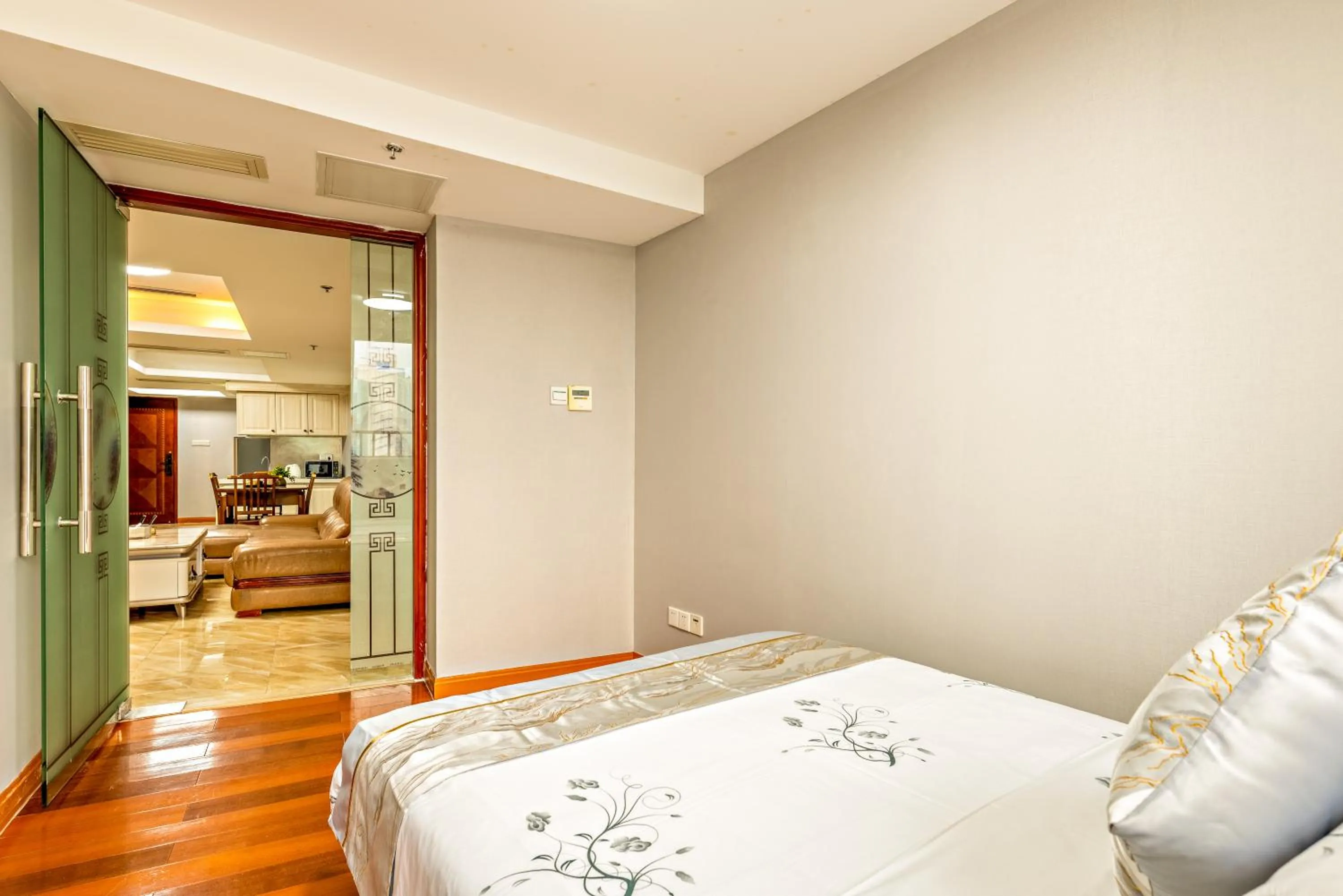 Bedroom, Bed in Guangzhou Manhattan International Apartment Zhengjia Free bus services are provided for the first and second phases