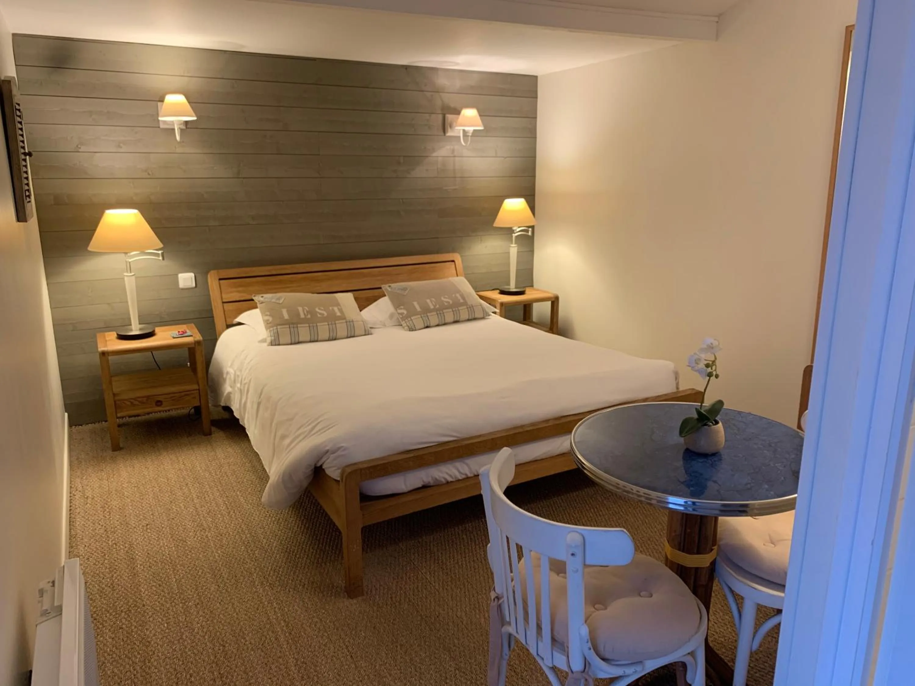 Photo of the whole room, Bed in Hotel Des Falaises