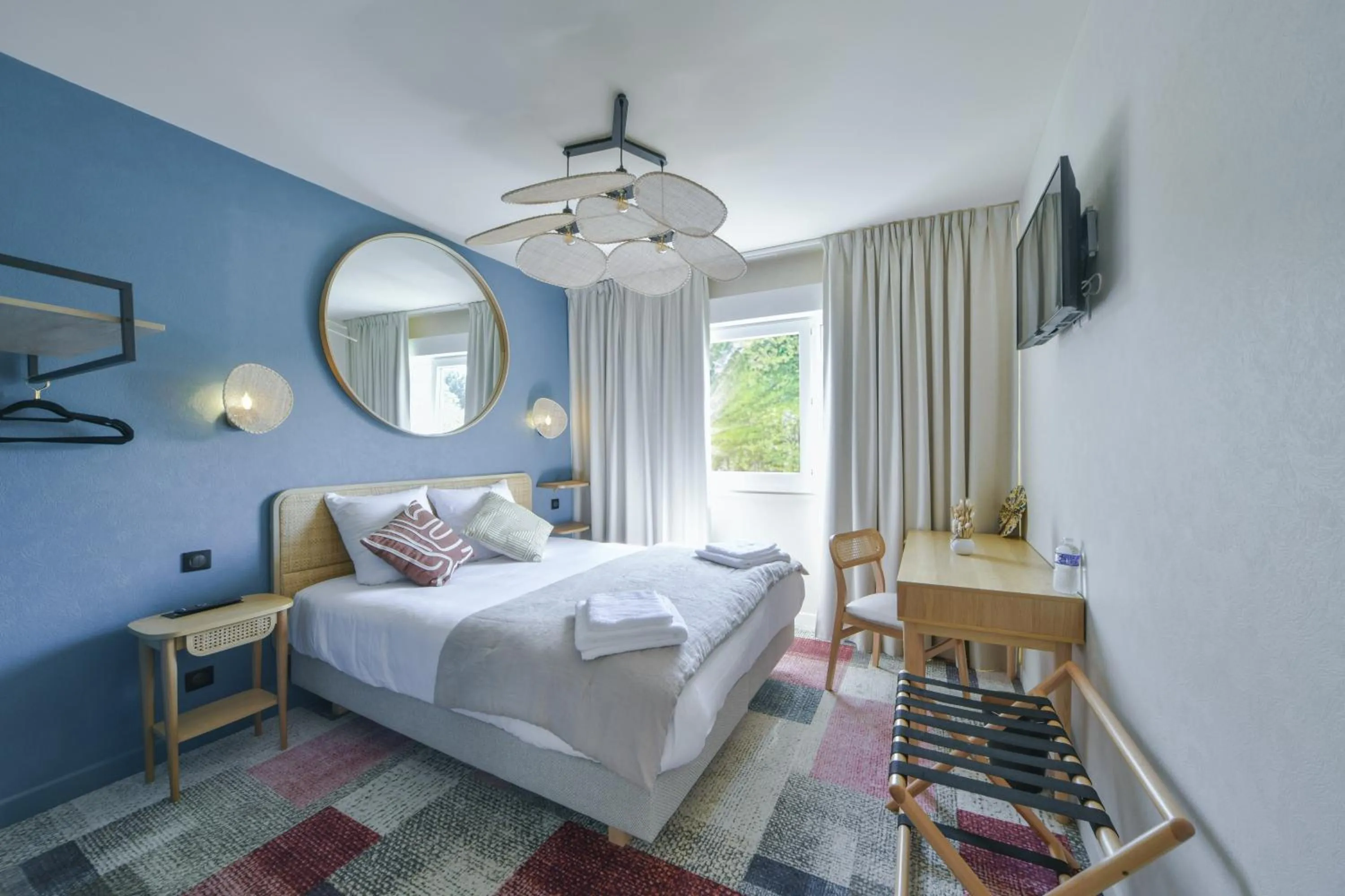 TV and multimedia, Bed in B Hôtel Olympia Bourges - rénovation terminée