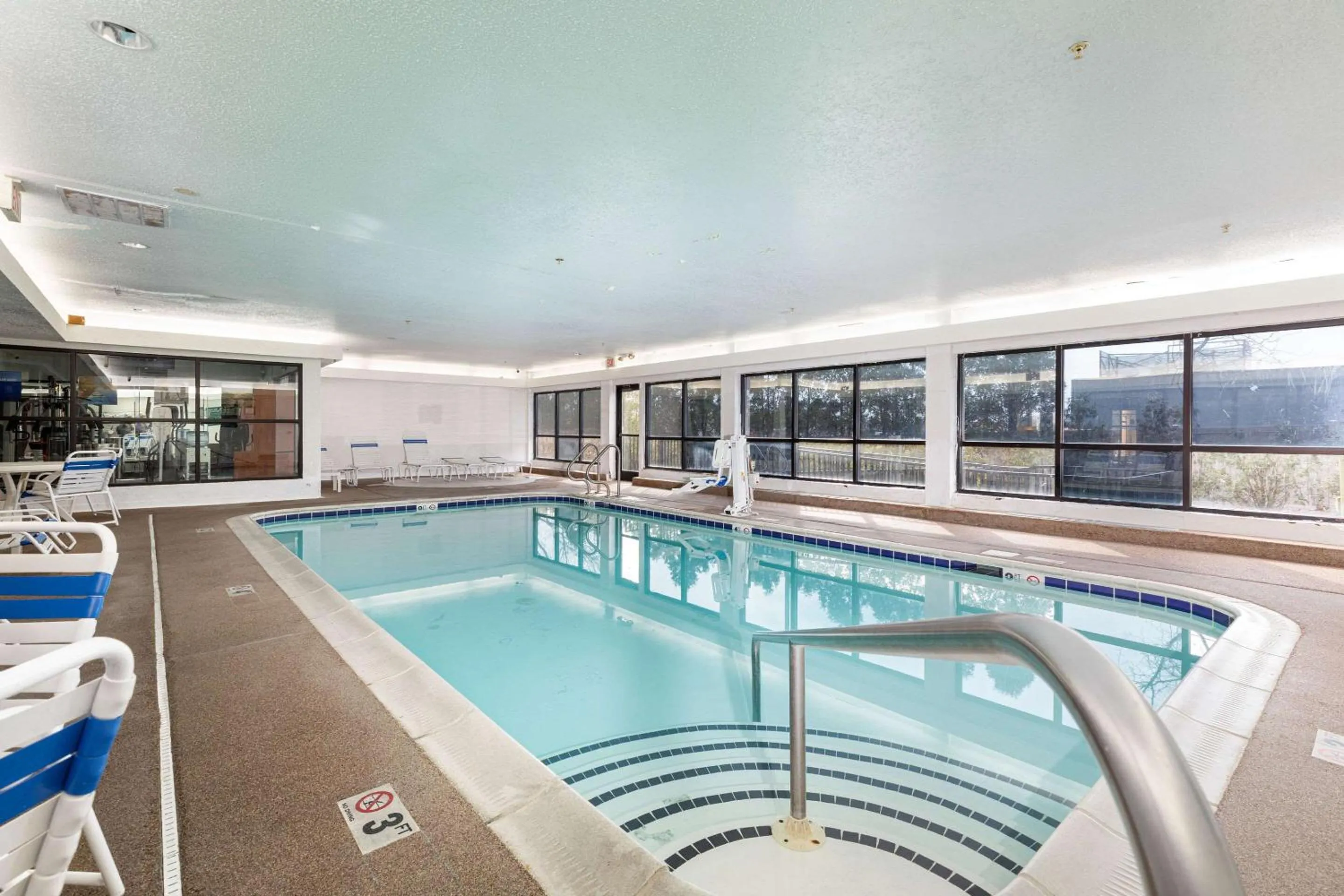 Swimming pool in Comfort Suites Lombard - Addison