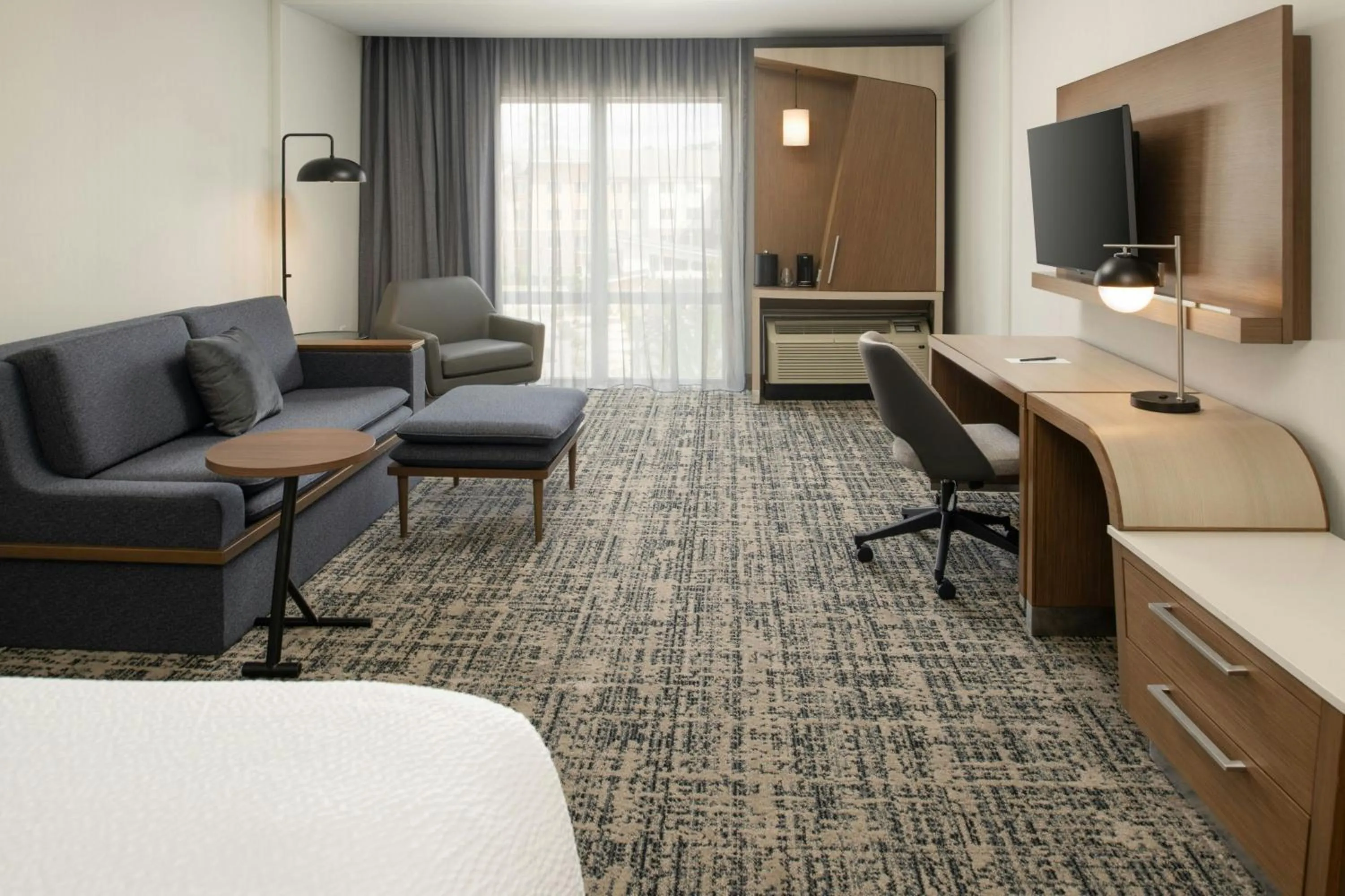 Photo of the whole room, Bed in Courtyard by Marriott Houston City Place