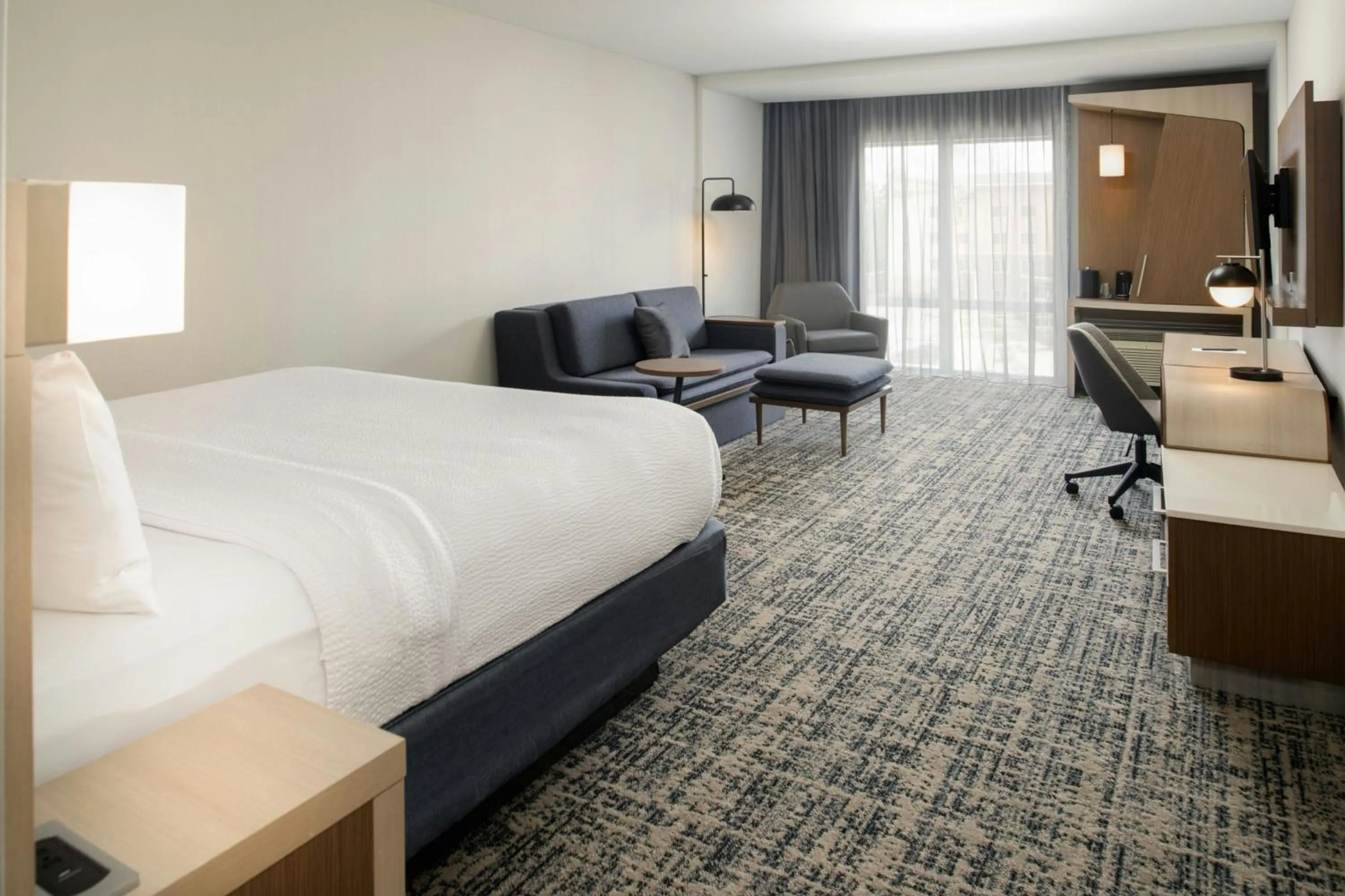 Photo of the whole room, Bed in Courtyard by Marriott Houston City Place