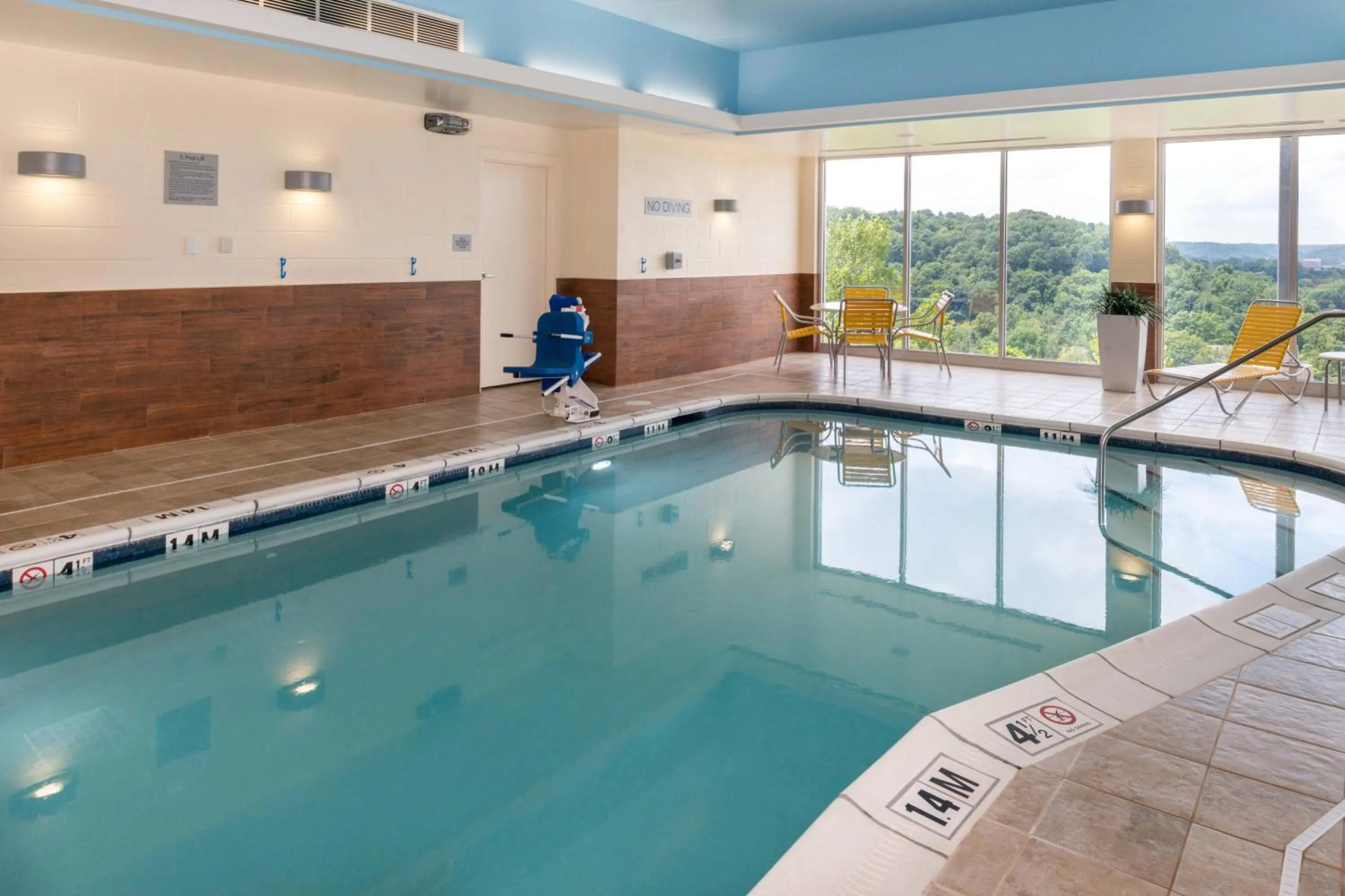 Swimming pool in Fairfield Inn & Suites by Marriott Huntington