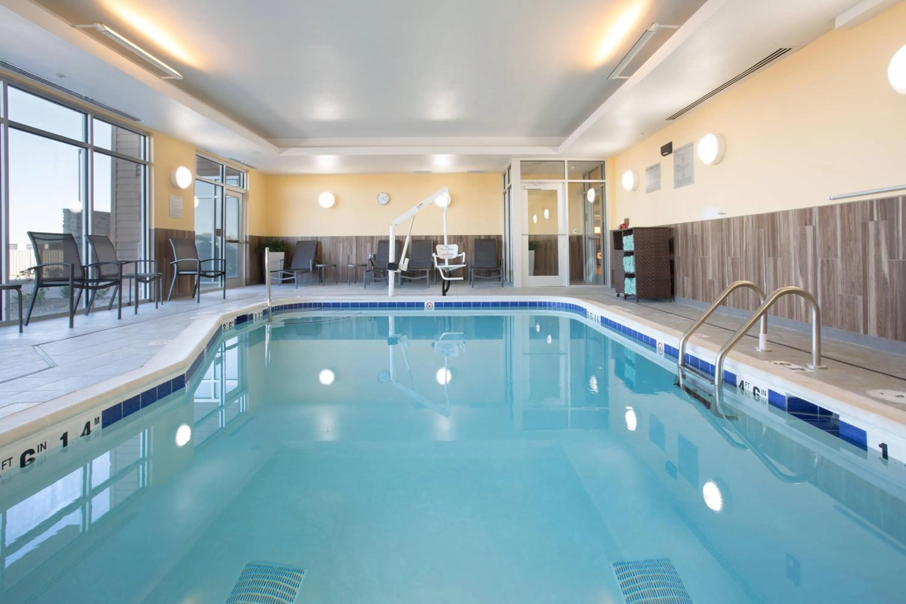 Swimming pool in Fairfield Inn & Suites by Marriott Burlington
