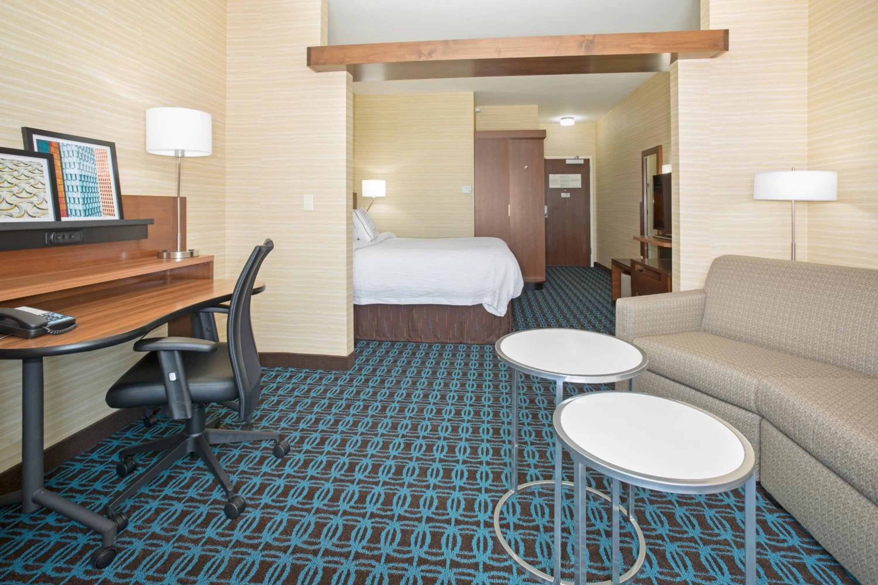 Photo of the whole room, Bed in Fairfield Inn & Suites by Marriott Burlington