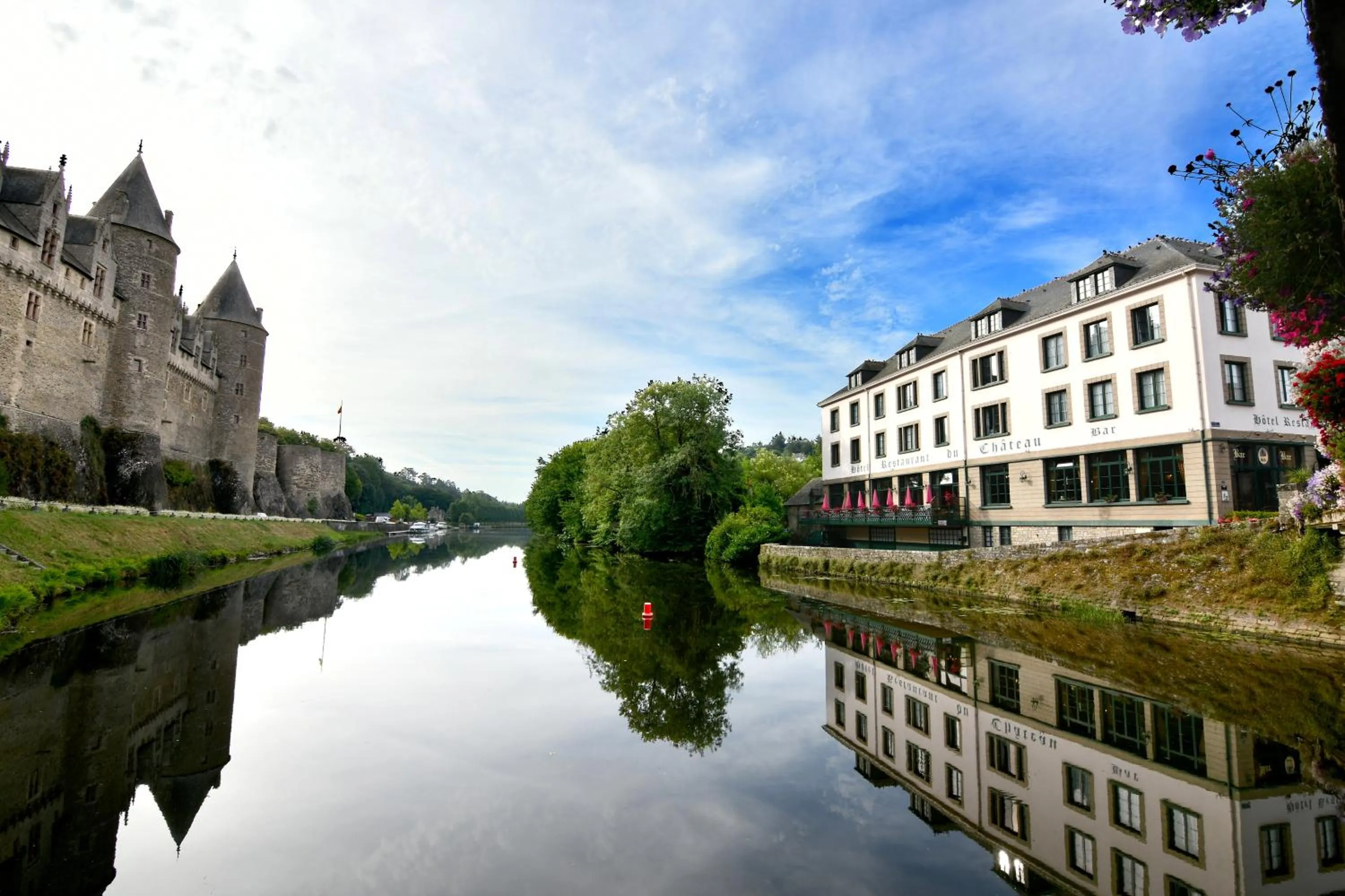 Property building in Hôtel Restaurant Du Château