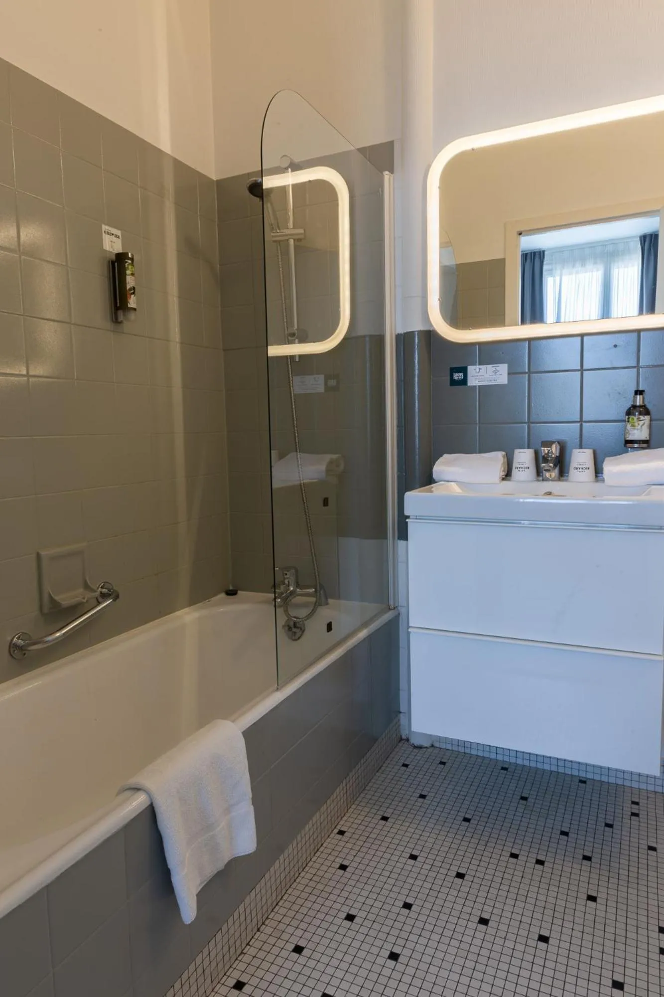 Bathroom in Hôtel Restaurant Du Château