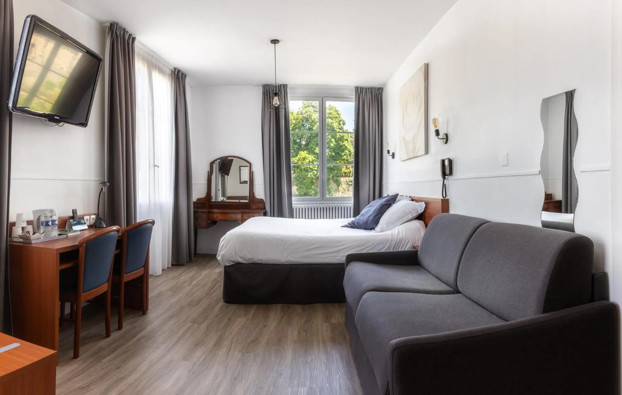 Photo of the whole room in Hôtel Restaurant Du Château