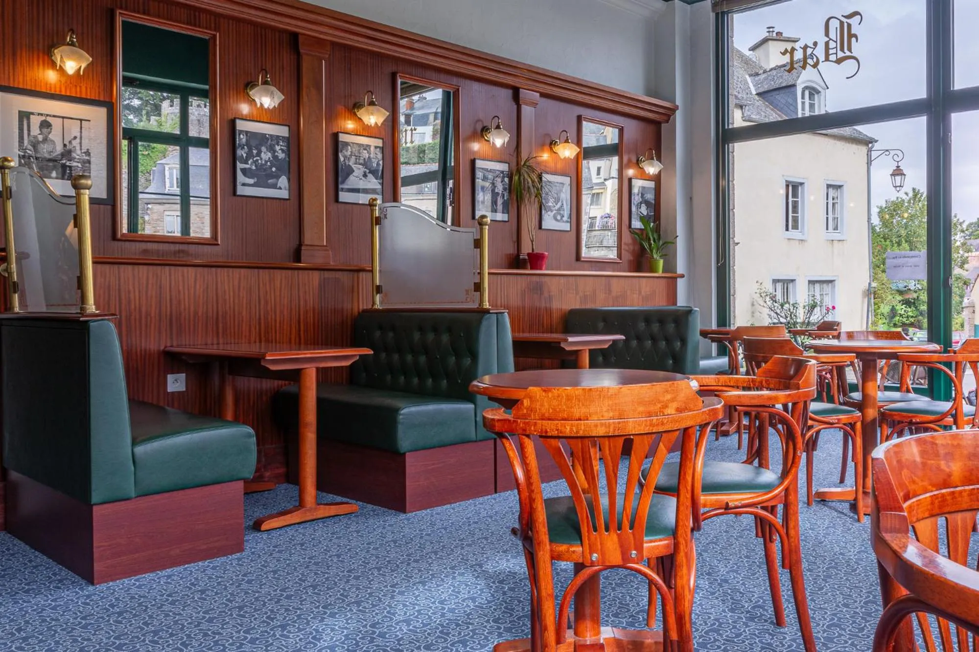 Lounge or bar in Hôtel Restaurant Du Château