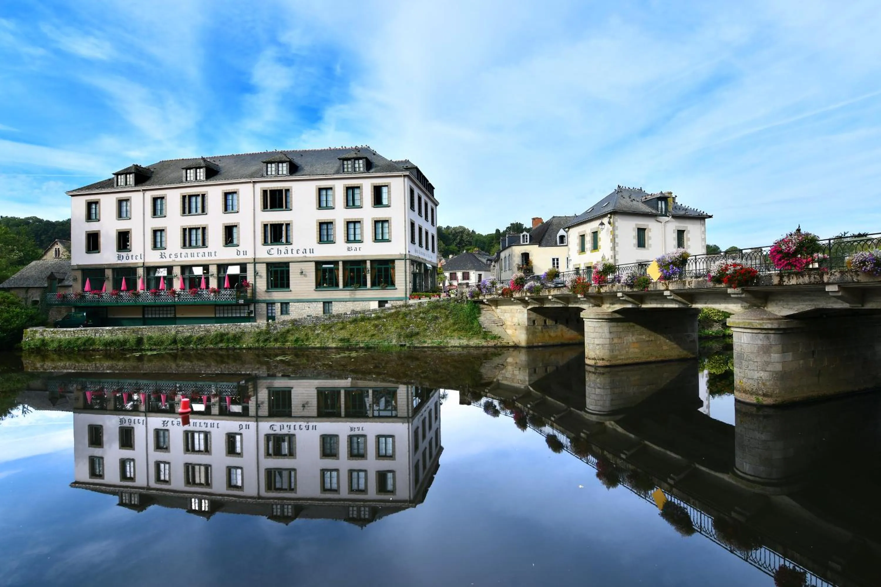 Property building in Hôtel Restaurant Du Château