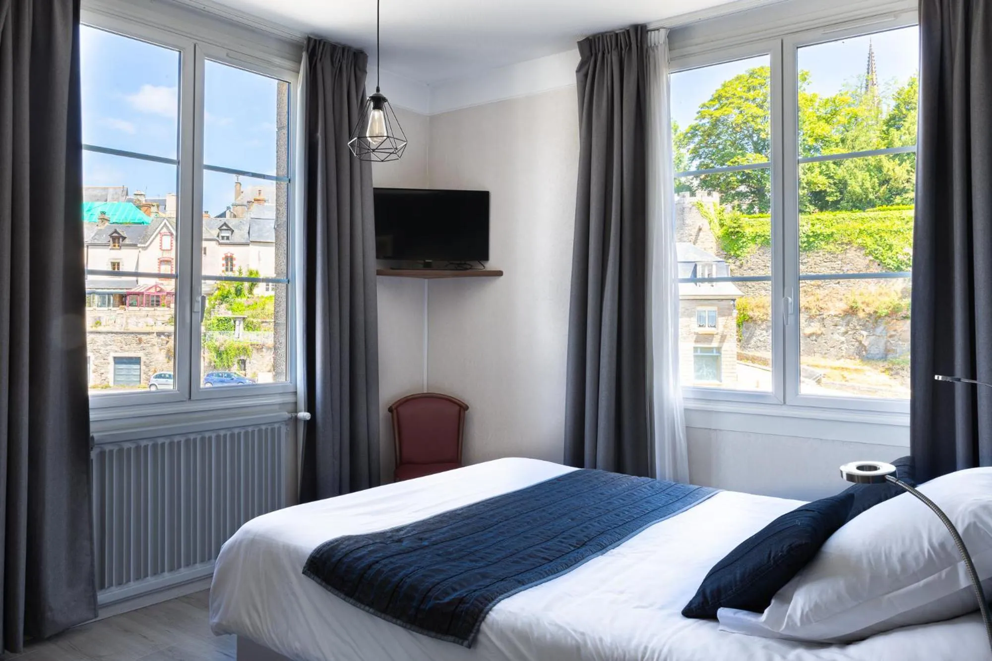 Bedroom in Hôtel Restaurant Du Château