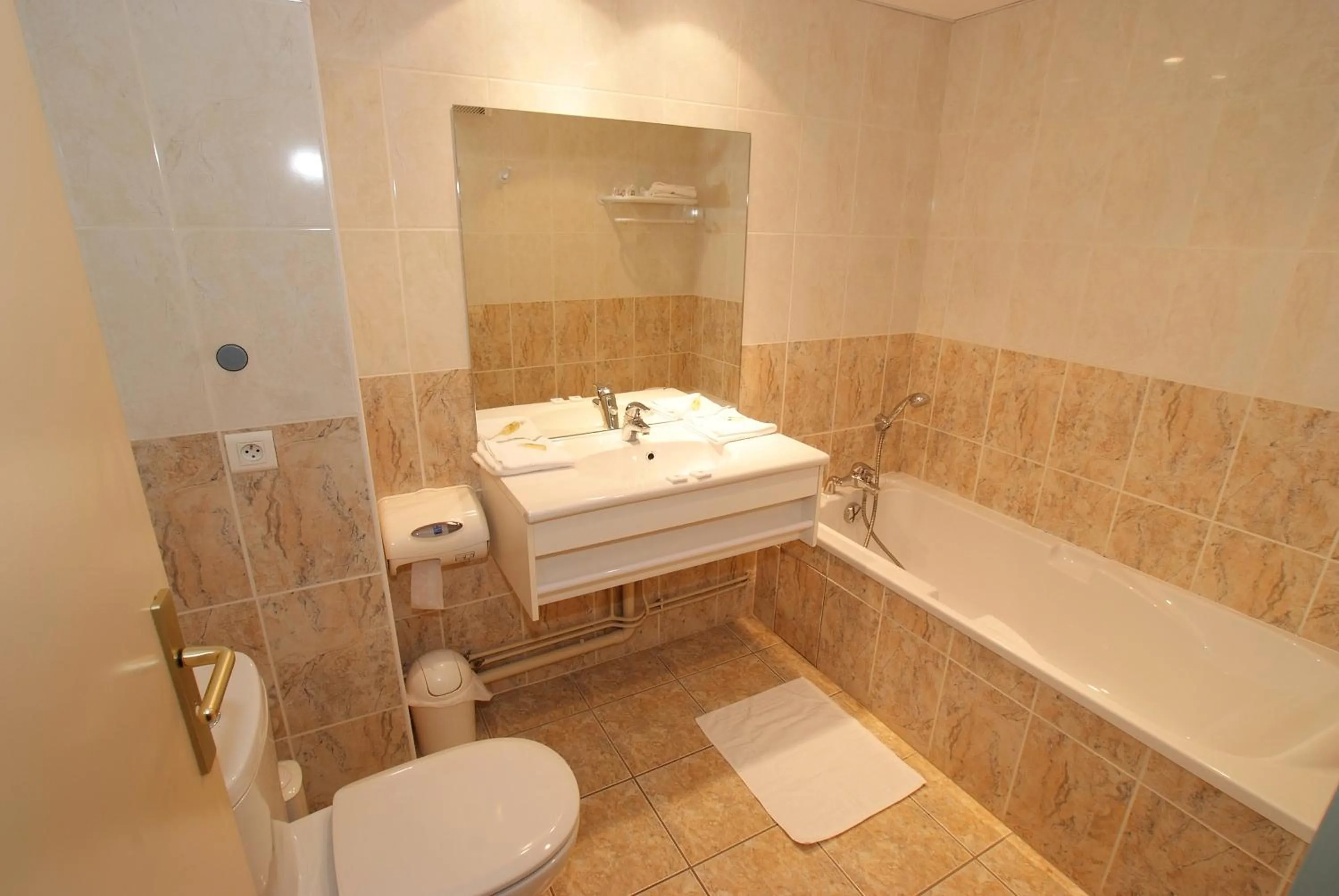 Bathroom in The Originals City, Hôtel Paray-le-Monial