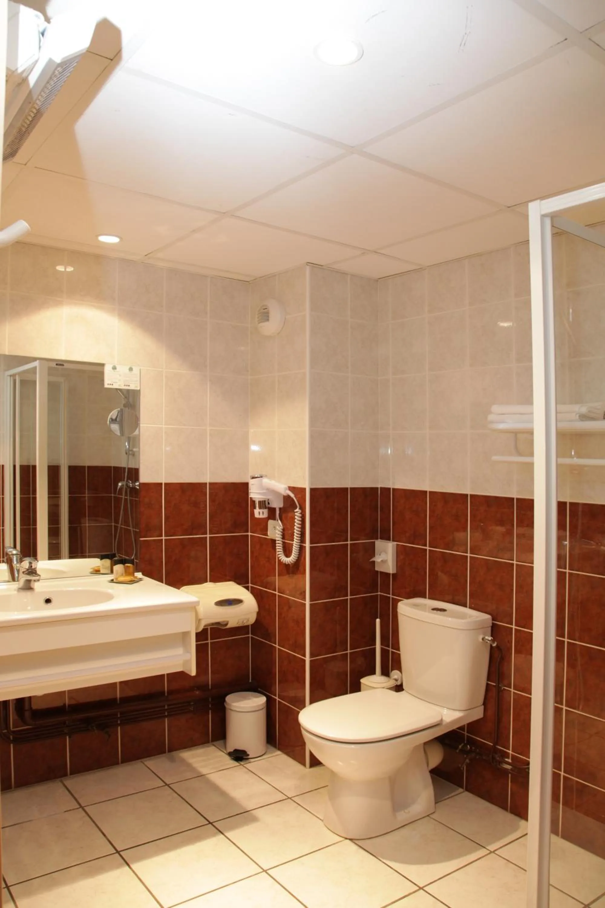 Bathroom in The Originals City, Hôtel Paray-le-Monial