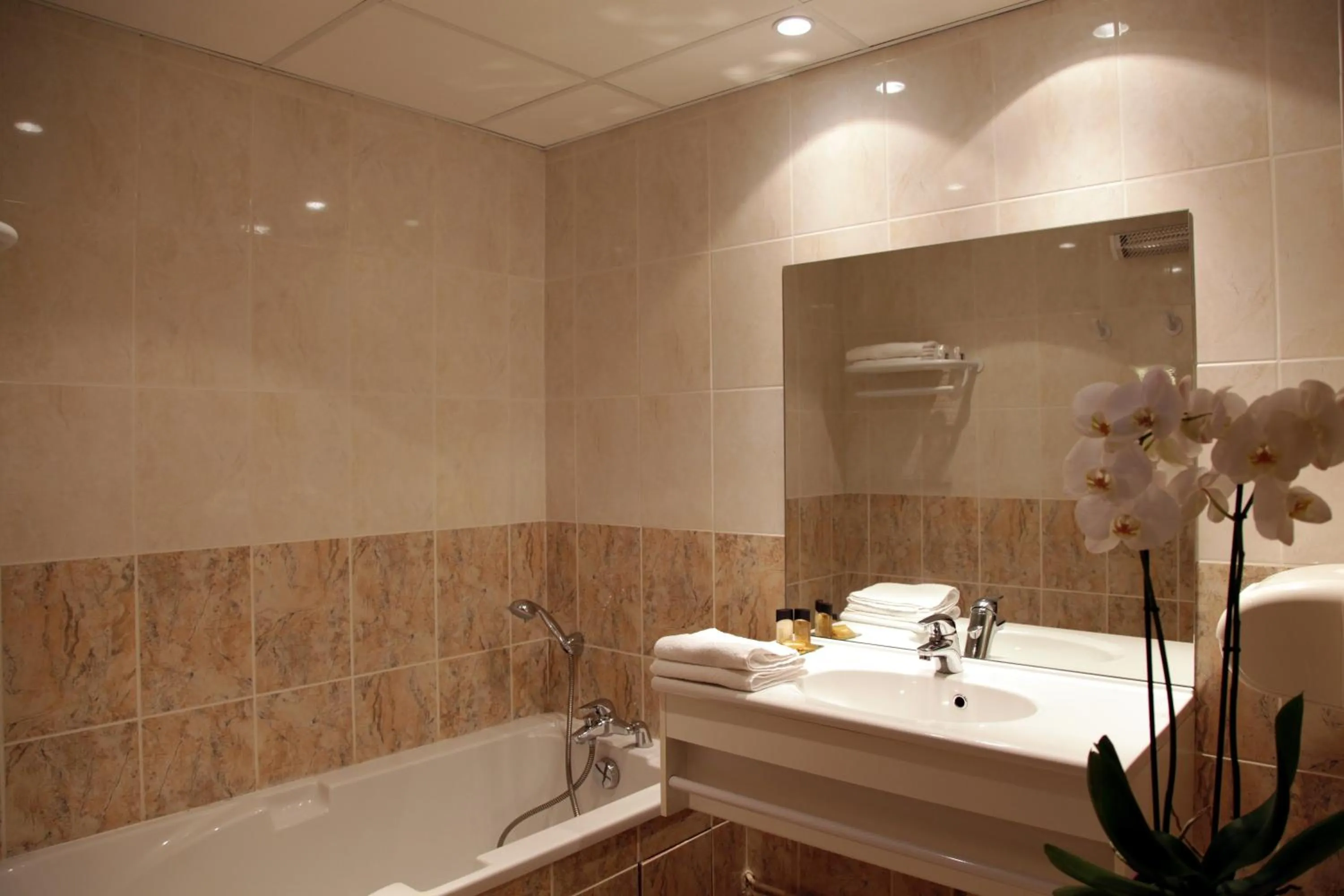 Bathroom in The Originals City, Hôtel Paray-le-Monial