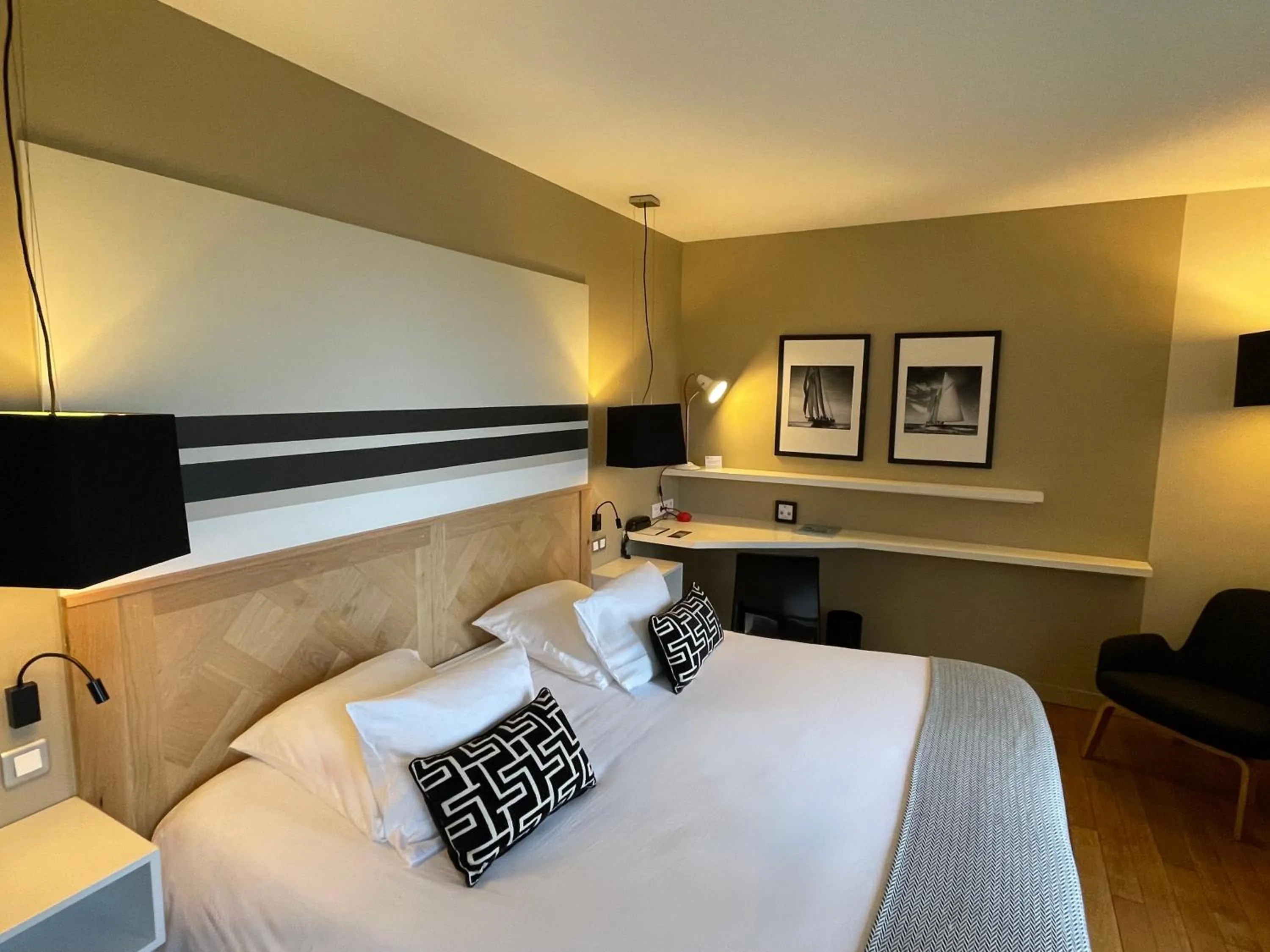 Bedroom, Bed in Hôtel - Spa Les Corderies