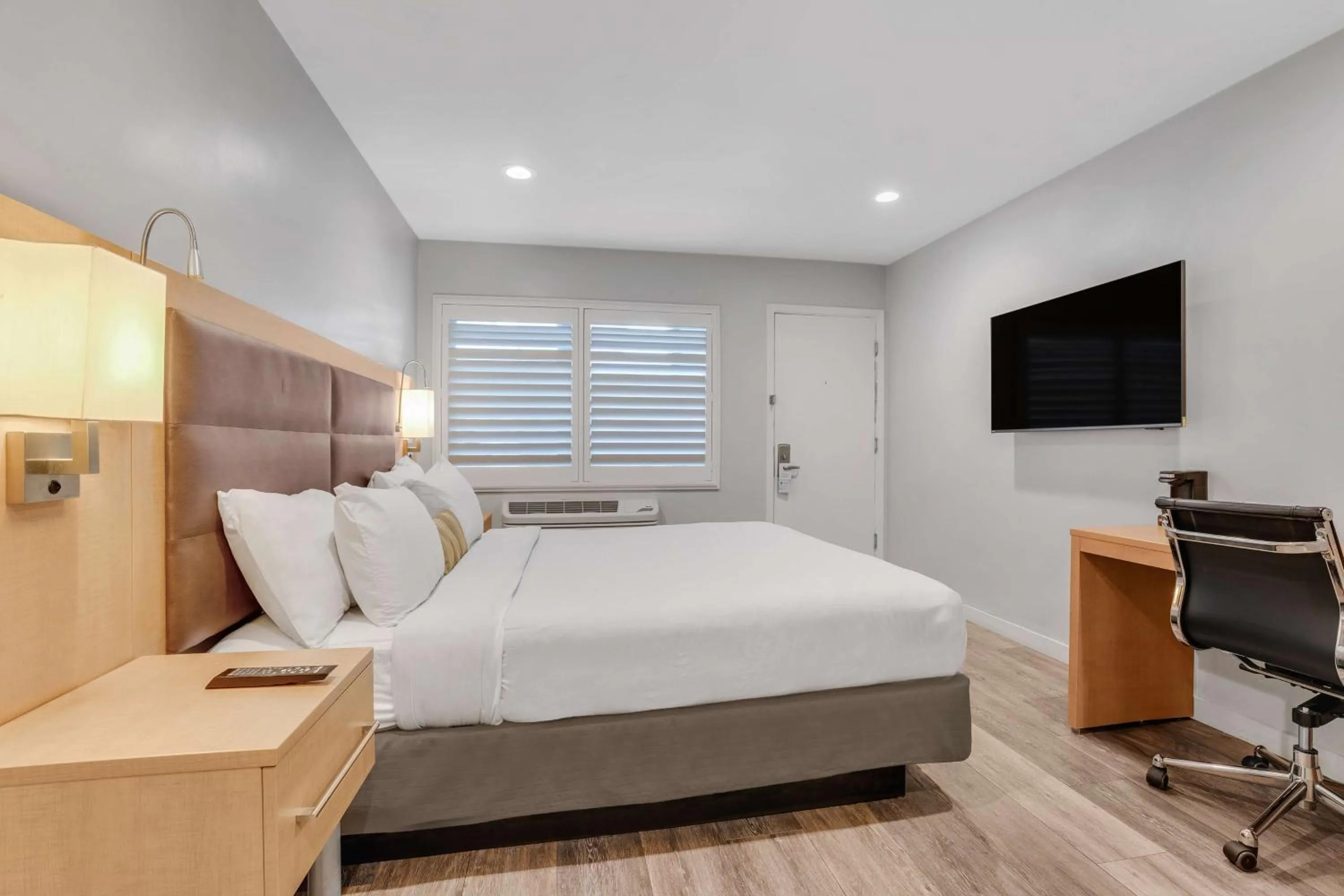 Bedroom, Bed in Sather Berkeley - SureStay Collection by Best Western