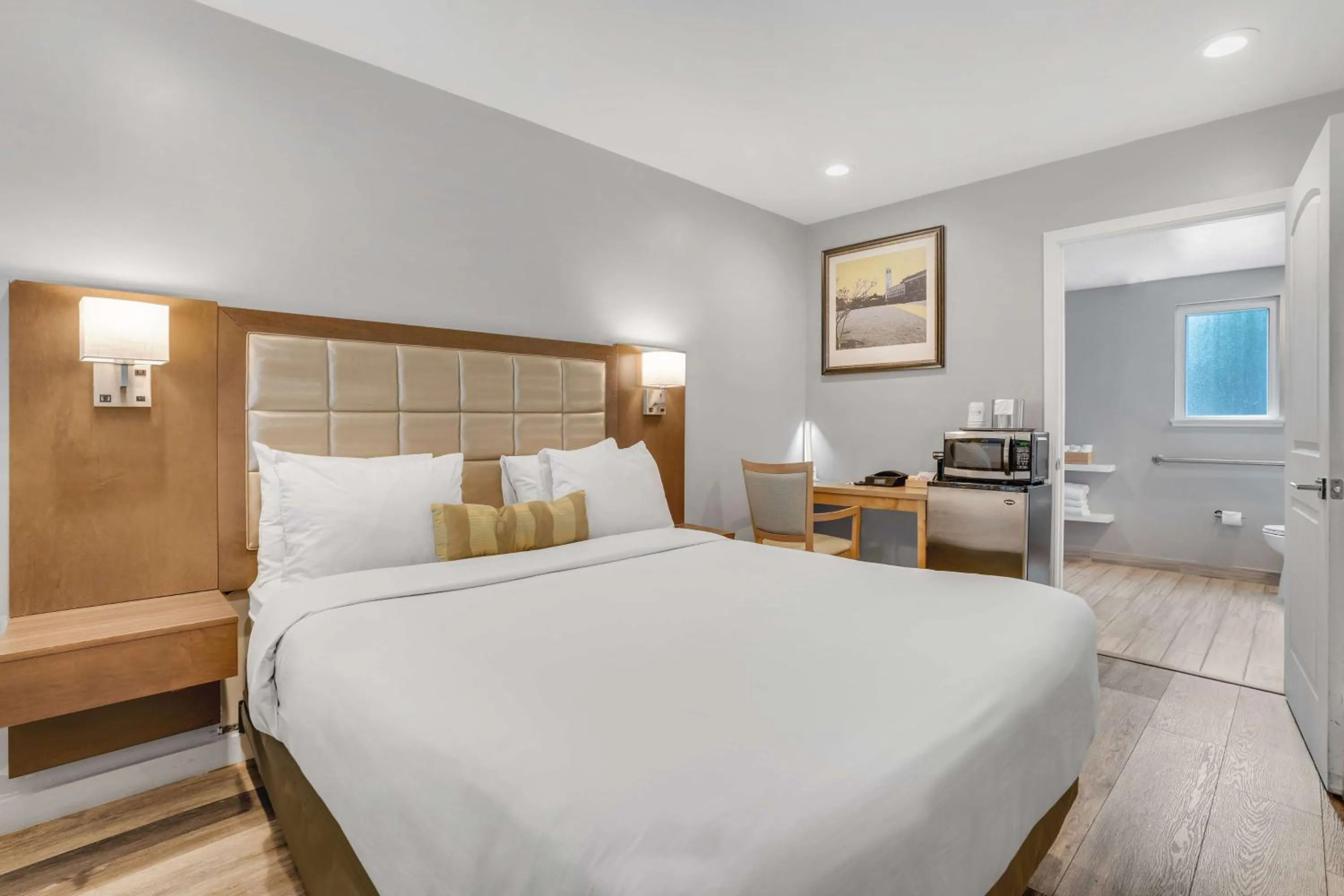 Bedroom, Bed in Sather Berkeley - SureStay Collection by Best Western