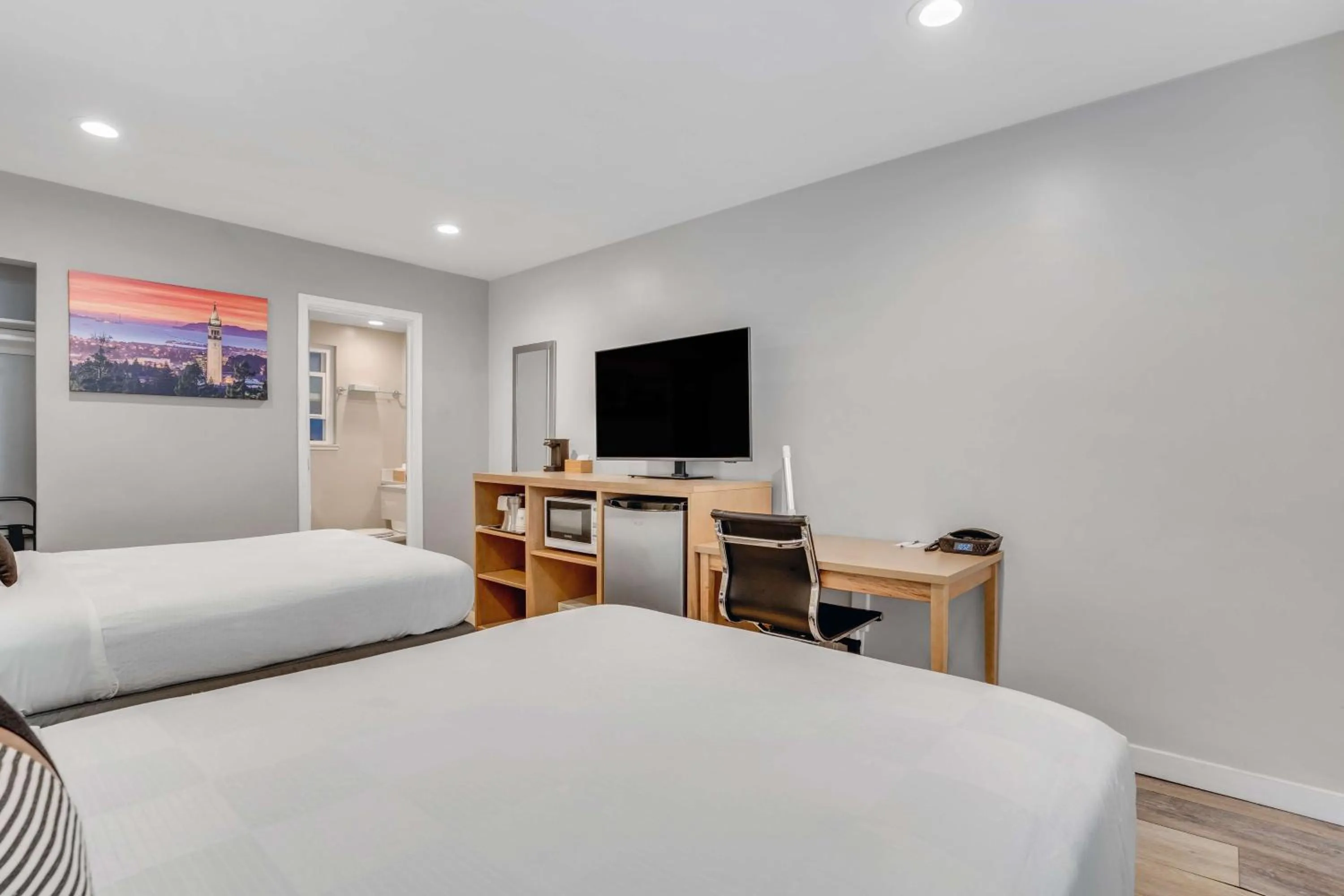 Bedroom, Bed in Sather Berkeley - SureStay Collection by Best Western