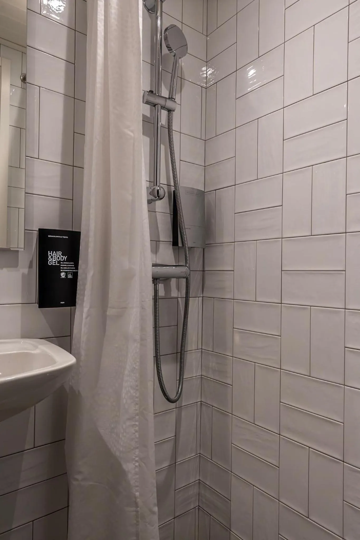 Shower in Lord Nelson Hotel